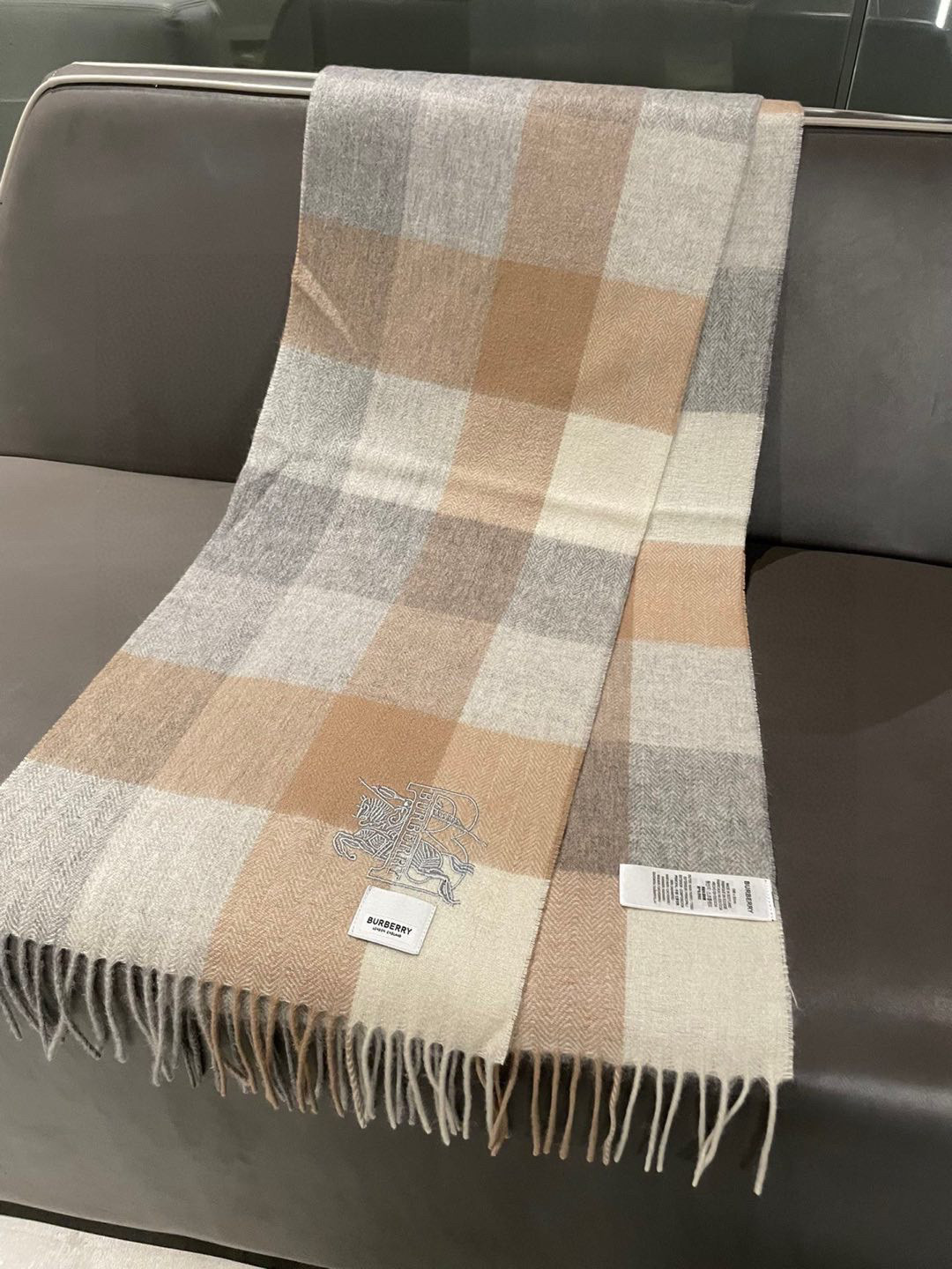 🅿️145 巴宝莉Bur羊绒格子好看的要疯掉了，太有型太有魅力了！！！非常斯文时尚的秋冬单品！真的很喜欢，非常Classical的男款设计。男人的东西少而精！！100%羊绒，手感真的绝了！！正反两用，上身效果真的随便怎么围都好看！！这种款式真的闭着眼买，任何年龄层都轻松驾驭！