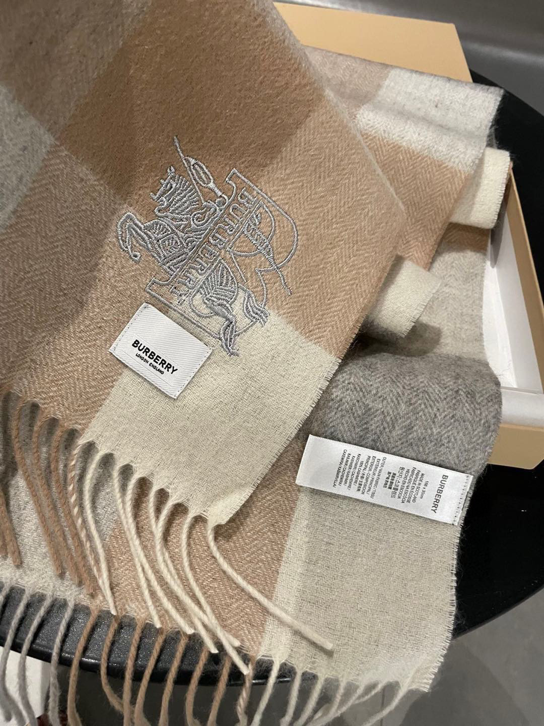 🅿️145 巴宝莉Bur羊绒格子好看的要疯掉了，太有型太有魅力了！！！非常斯文时尚的秋冬单品！真的很喜欢，非常Classical的男款设计。男人的东西少而精！！100%羊绒，手感真的绝了！！正反两用，上身效果真的随便怎么围都好看！！这种款式真的闭着眼买，任何年龄层都轻松驾驭！