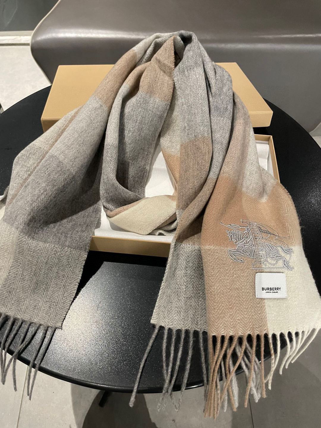 🅿️145 巴宝莉Bur羊绒格子好看的要疯掉了，太有型太有魅力了！！！非常斯文时尚的秋冬单品！真的很喜欢，非常Classical的男款设计。男人的东西少而精！！100%羊绒，手感真的绝了！！正反两用，上身效果真的随便怎么围都好看！！这种款式真的闭着眼买，任何年龄层都轻松驾驭！