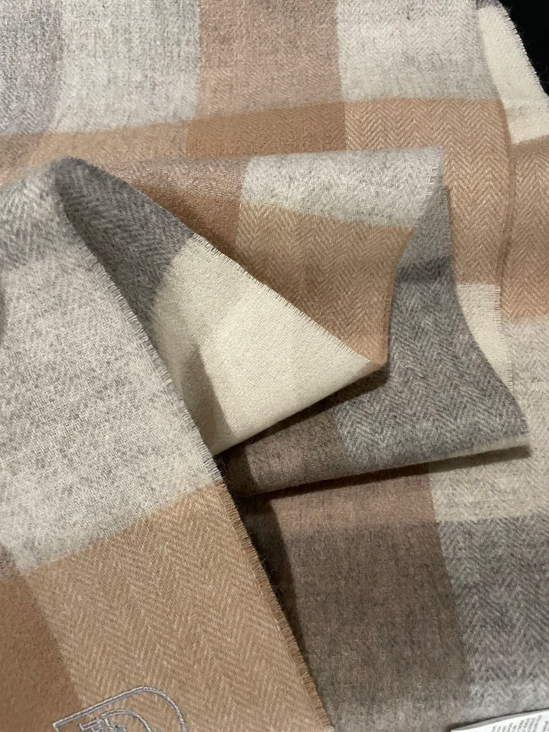 🅿️145 巴宝莉Bur羊绒格子好看的要疯掉了，太有型太有魅力了！！！非常斯文时尚的秋冬单品！真的很喜欢，非常Classical的男款设计。男人的东西少而精！！100%羊绒，手感真的绝了！！正反两用，上身效果真的随便怎么围都好看！！这种款式真的闭着眼买，任何年龄层都轻松驾驭！