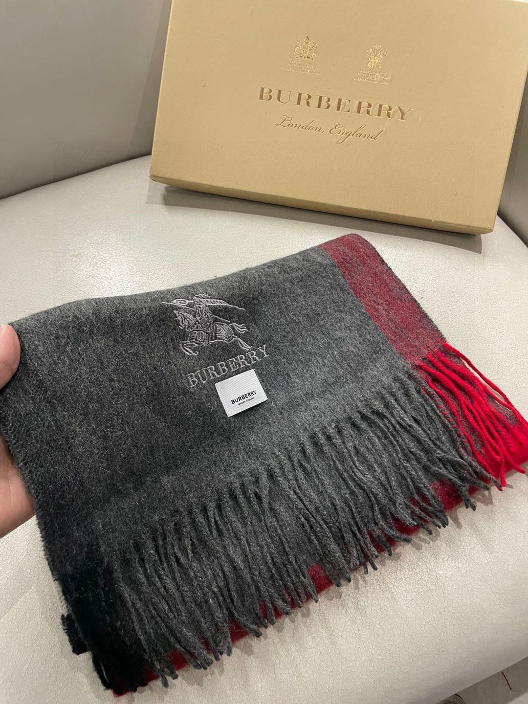 NO:188828,Burberry High-quality imported cashmere letter logo embroidered scarf, which was launched on the shelves. The latest men and women's couples in overseas counters. Cashmere scarfs. Domestic counters are not available on the shelves. From style to fabrics, it is very good. Classic logo patterns. A rare cashmere scarf for men and women's scarfs. Specifications 38*180cm. Ingredients imported cashmere high-version scarf, high-version scarf, burberry19860909巴宝莉 高品质进口羊绒字母logo刺绣围巾 惊爆上架 海外专柜最新男士女士情侣 羊绒围巾 国内专柜都没上架 从款式到面料都很赞 经典的logo图案 难得少见的羊绒男女士围巾喜欢 规格38*180cm 成份进口山羊绒高版本围巾,高版本围巾,burberry,scarf