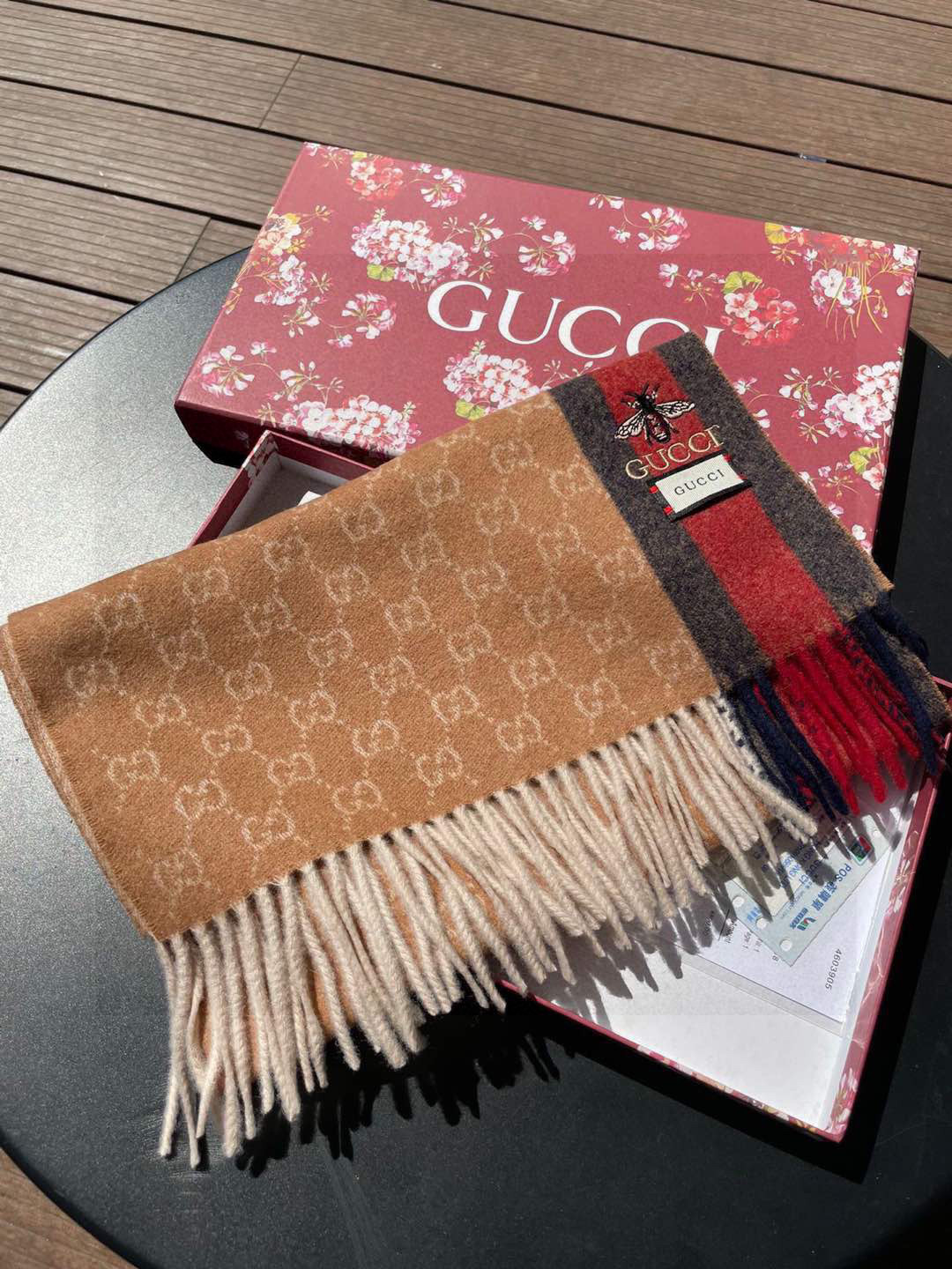 NO:188894,Gucci Gucci counter latest selection of original high-altitude cashmere to create the most beautiful winter this autumn. The color-blocked striped design is the most popular little bee element. When it comes to the whole body is stable and atmospheric. It can be used as a couple style. It is very suitable for both women and men. The top velvet sheep material is extremely delicate, smooth and skin-friendly. The specifications are not tying. 32×180 high-version scarf, high-version scarf, gucci19860909古奇Gucci专柜最新款精选原高山羊绒打造今年秋最冬美的 拼色的纹条设计搭配下时最流行的小蜜蜂元素时百尚搭围巾整沉体稳大气可当以作情侣款实用哦无论女男都非常合适顶级绒羊材质手极感其细腻柔滑亲肤扎不脖规格 32×180高版本围巾,高版本围巾,gucci,scarf