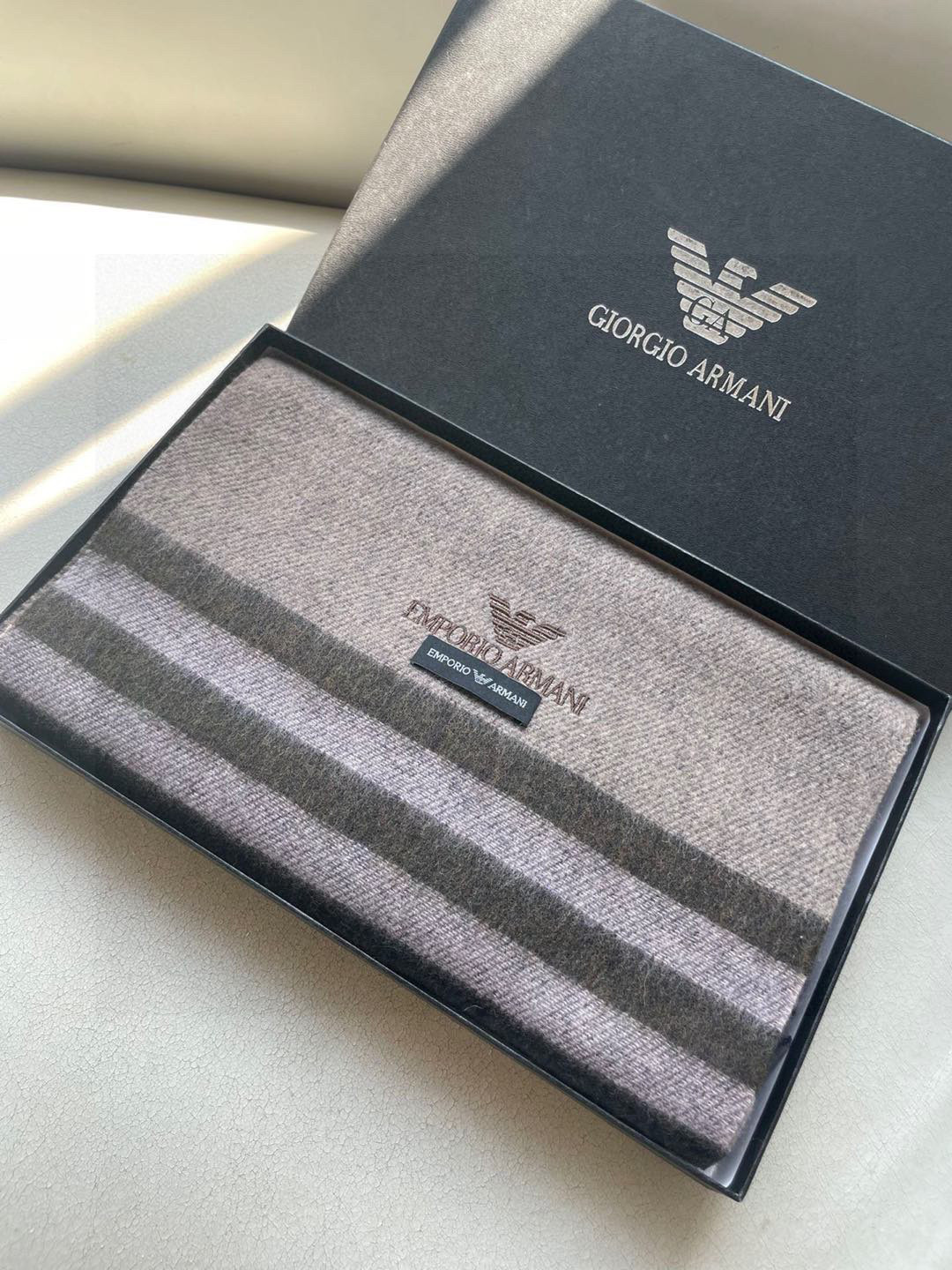 NO:188903,.Amarni men's overseas counter striped cashmere scarf~Shockedly, domestic counters have not been put on the shelves. They are very good from style to fabrics. Classic cashmere splicing patterns, rare cashmere scarfs for men and women. If you like it, start quickly (⊙o⊙) Specifications 30*180cm high-version scarf, high-version scarf, armani19860909.阿玛尼男士海外专柜条纹羊绒围巾～惊爆上架国内专柜都没上架,从款式到面料都很赞,经典的羊绒拼接图案,难得少见的羊绒男女士围巾,喜欢就速度下手(⊙o⊙)哦规格30*180cm高版本围巾,高版本围巾,armani,scarf