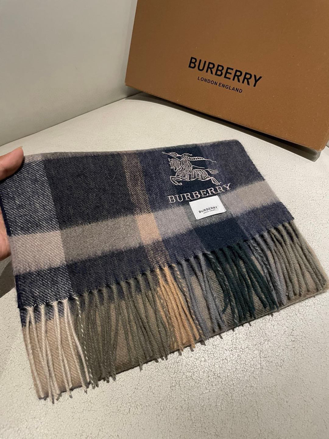 NO:188907,Burberry's latest plaid plaid and women's welfare model, the palace-level royal Barbara war horse's classic plaid mixed fleece scarf, exclusive channel bulingbuling series!  One person in hand!  Gift gift material is pure cashmere, specifications of 30*180cm high-version scarf, high-version scarf, burberry19860909巴宝莉最新格纹男女福利款殿堂级御用芭芭家战马的经典格混绒围巾独家渠道货bulingbuling系列！人手一条！送人自用好礼材质纯羊绒 ,规格30*180cm高版本围巾,高版本围巾,burberry,scarf