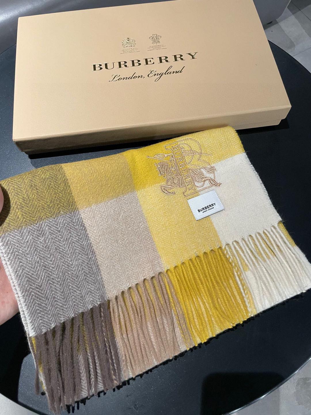 NO:188896,Burberry Bur cashmere plaid is so beautiful that it looks crazy, it's so stylish and charming!  !  !  Very gentle and fashionable autumn and winter items!  I really like it, very Classical men's design. There are few things for men and exquisite things!  !  Cashmere, the feel is really amazing!  !  Both positive and negative use, the upper body effect is really good no matter how you surround it!  !  This style is really bought with your eyes closed, and it is easy to control at any age!  High-version scarf, high-version scarf, burberry, burberry, christian louboutin19860909巴宝莉Bur羊绒格子好看的要疯掉了,太有型太有魅力了！！！非常斯文时尚的秋冬单品！真的很喜欢,非常Classical的男款设计.男人的东西少而精！！羊绒,手感真的绝了！！正反两用,上身效果真的随便怎么围都好看！！这种款式真的闭着眼买,任何年龄层都轻松驾驭！高版本围巾,高版本围巾,burberry,burberry,christian louboutin,scarf