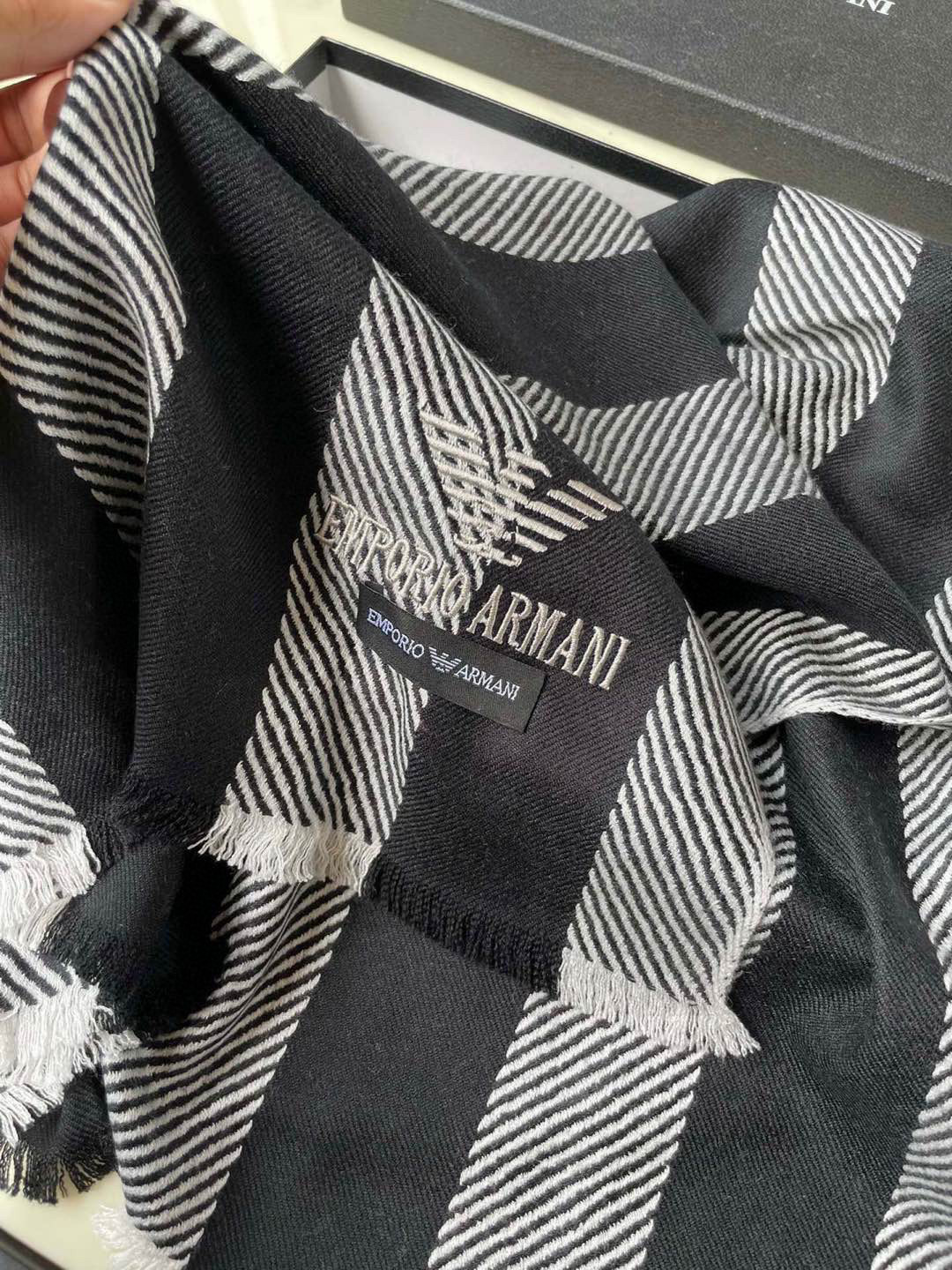 “Stylish Men’s Wool Scarf: Classic, Attractive, and High Quality” - 图片 5