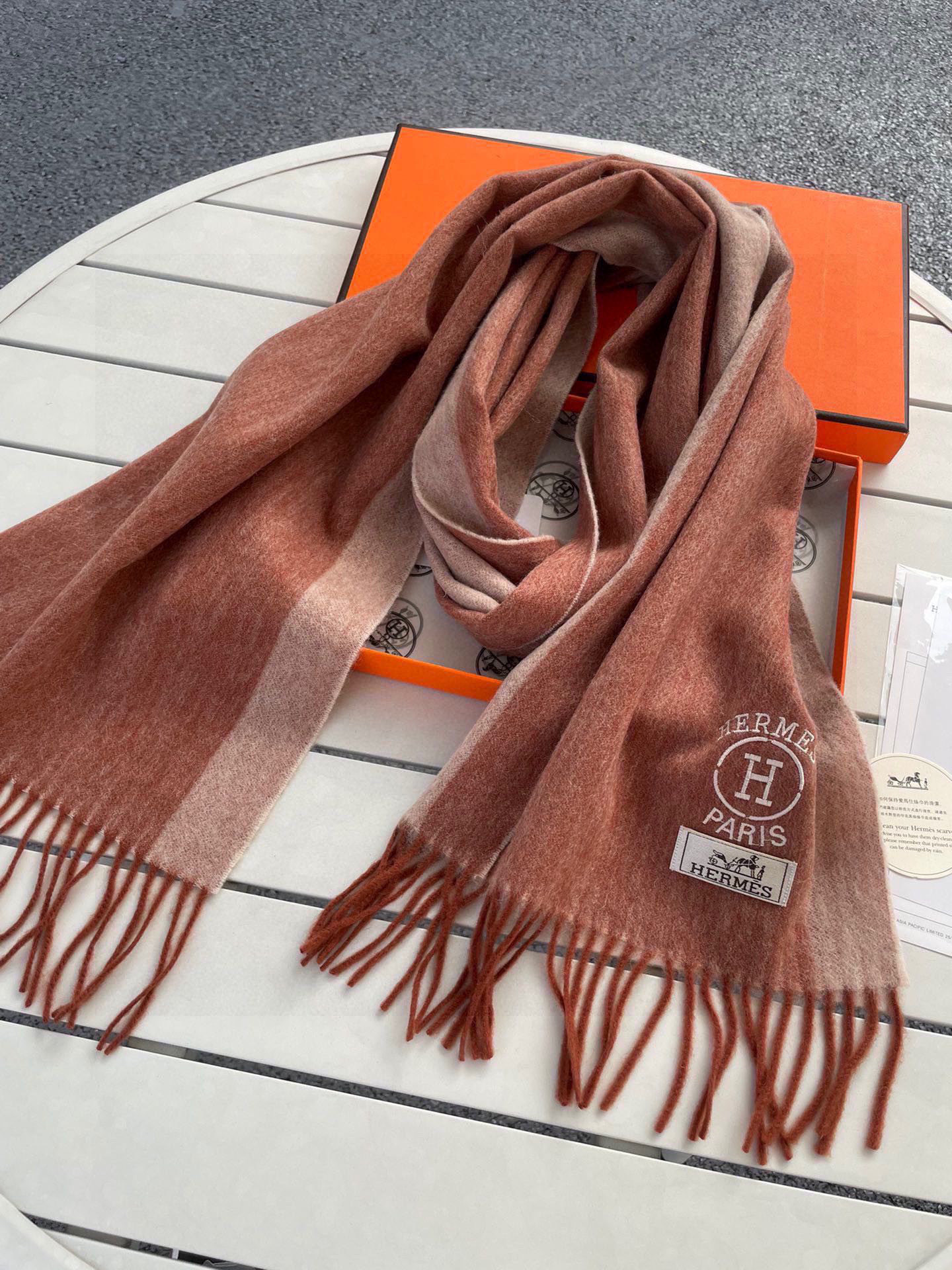 。🆕Hermes · 爱马仕女士拼色羊绒围巾🧣🎊重磅推荐💥 100%顶级山羊绒材质。非常保暖👑 柔软亲肤