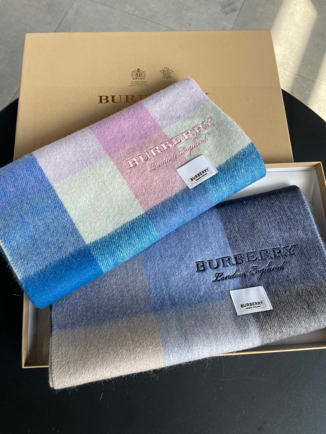 High-Quality Balboley Wool Scarf with Embroidered Logo Stands Out on Shelf - 图片 9