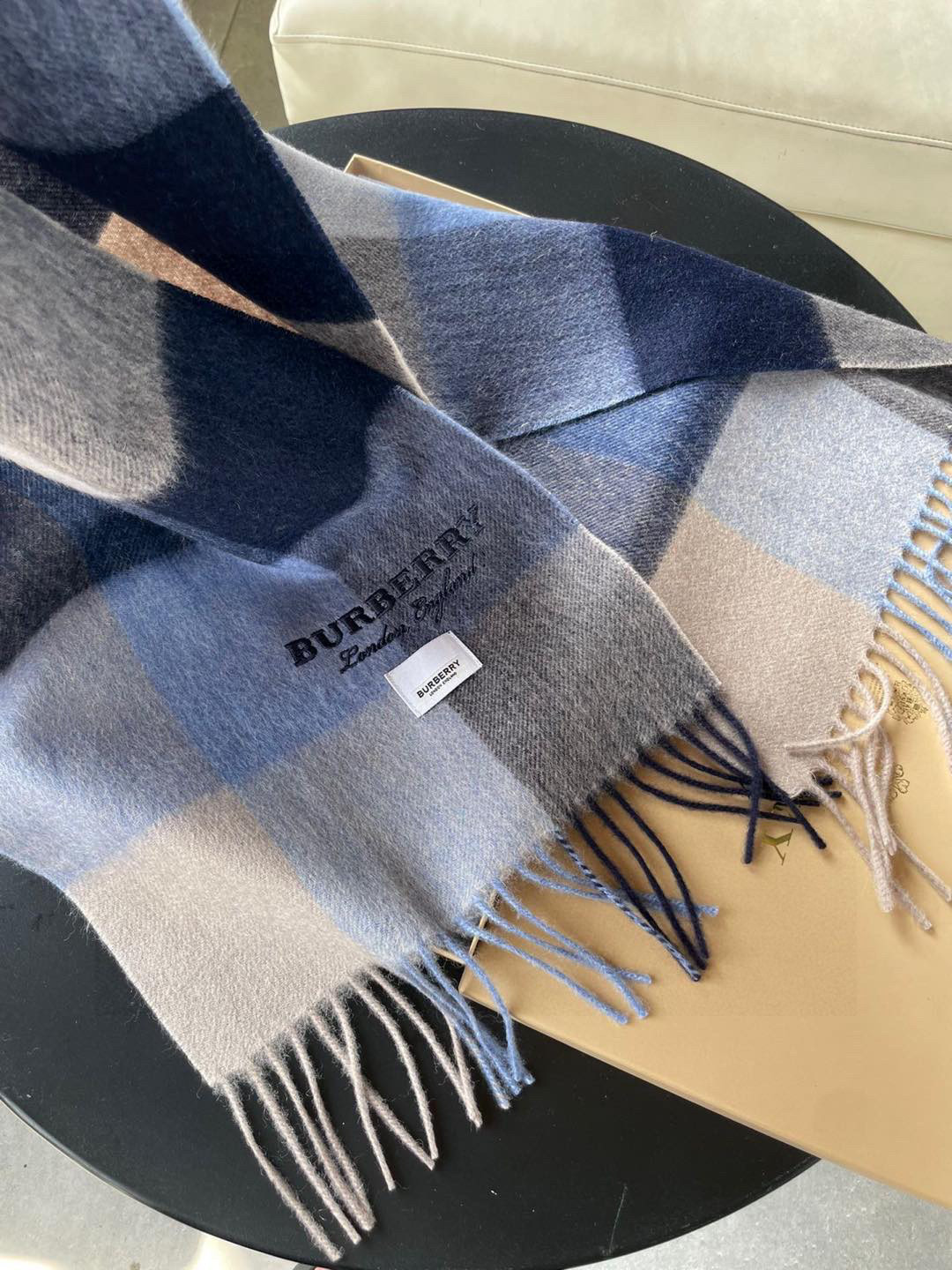 High-Quality Balboley Wool Scarf with Embroidered Logo Stands Out on Shelf - 图片 4
