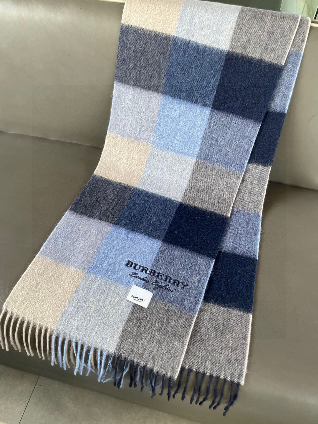 High-Quality Balboley Wool Scarf with Embroidered Logo Stands Out on Shelf - 图片 3