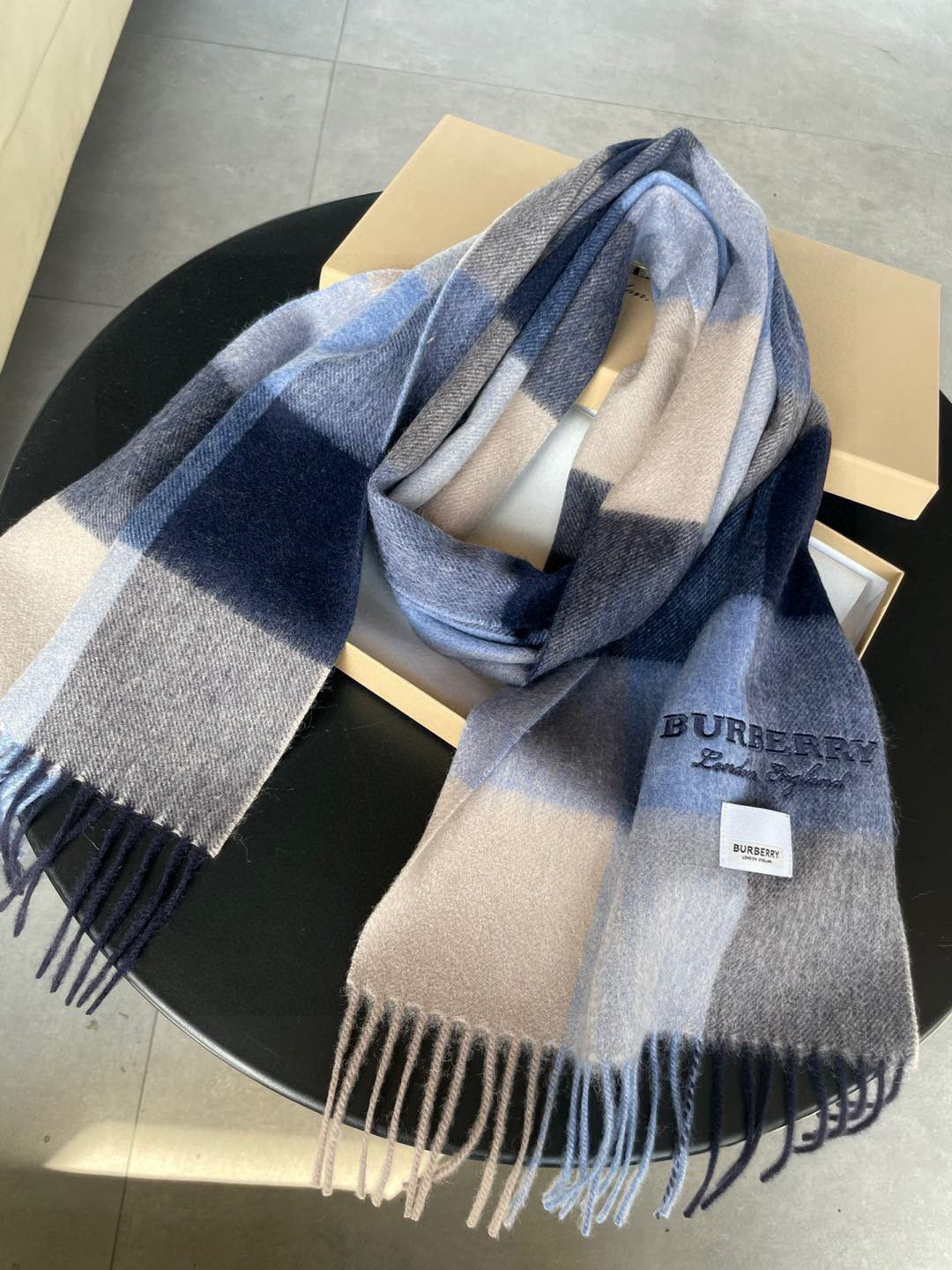 High-Quality Balboley Wool Scarf with Embroidered Logo Stands Out on Shelf - 图片 7