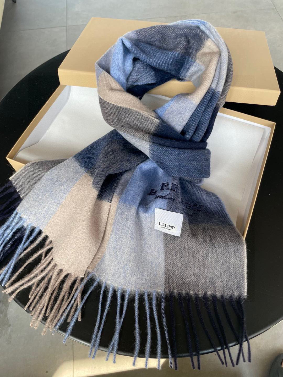 High-Quality Balboley Wool Scarf with Embroidered Logo Stands Out on Shelf - 图片 8
