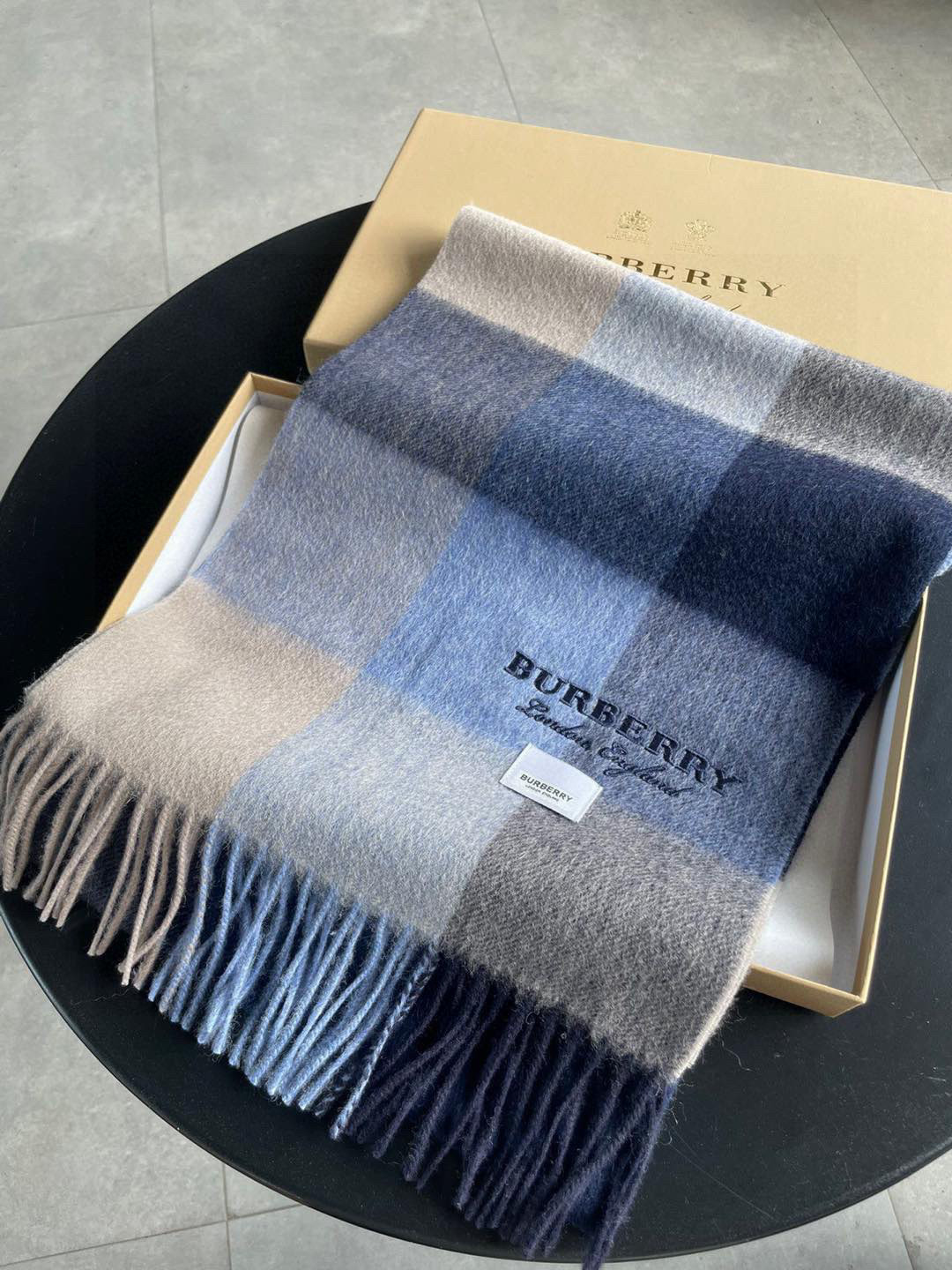 High-Quality Balboley Wool Scarf with Embroidered Logo Stands Out on Shelf - 图片 2