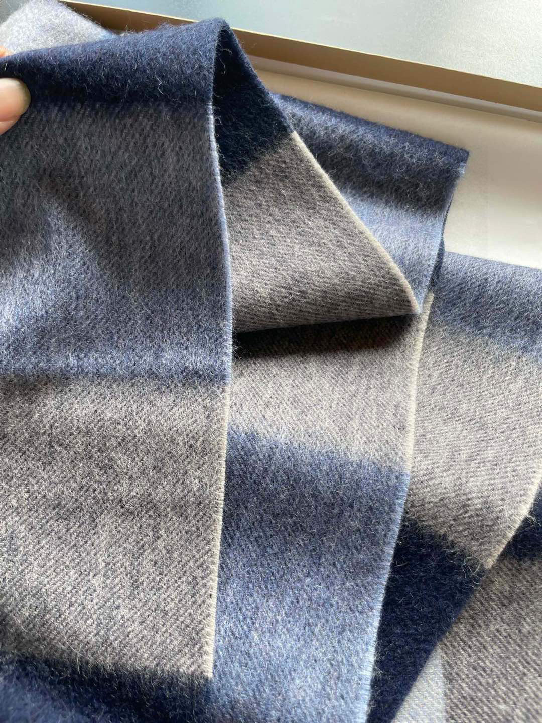 High-Quality Balboley Wool Scarf with Embroidered Logo Stands Out on Shelf - 图片 6