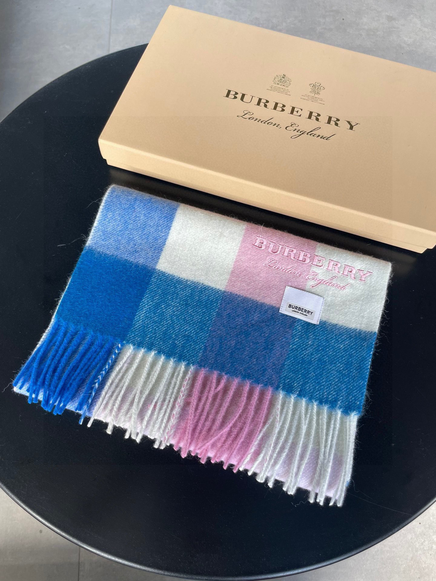 High-Quality Imported Wool Scarf with Embroidered Logo Stuns Overseas Market