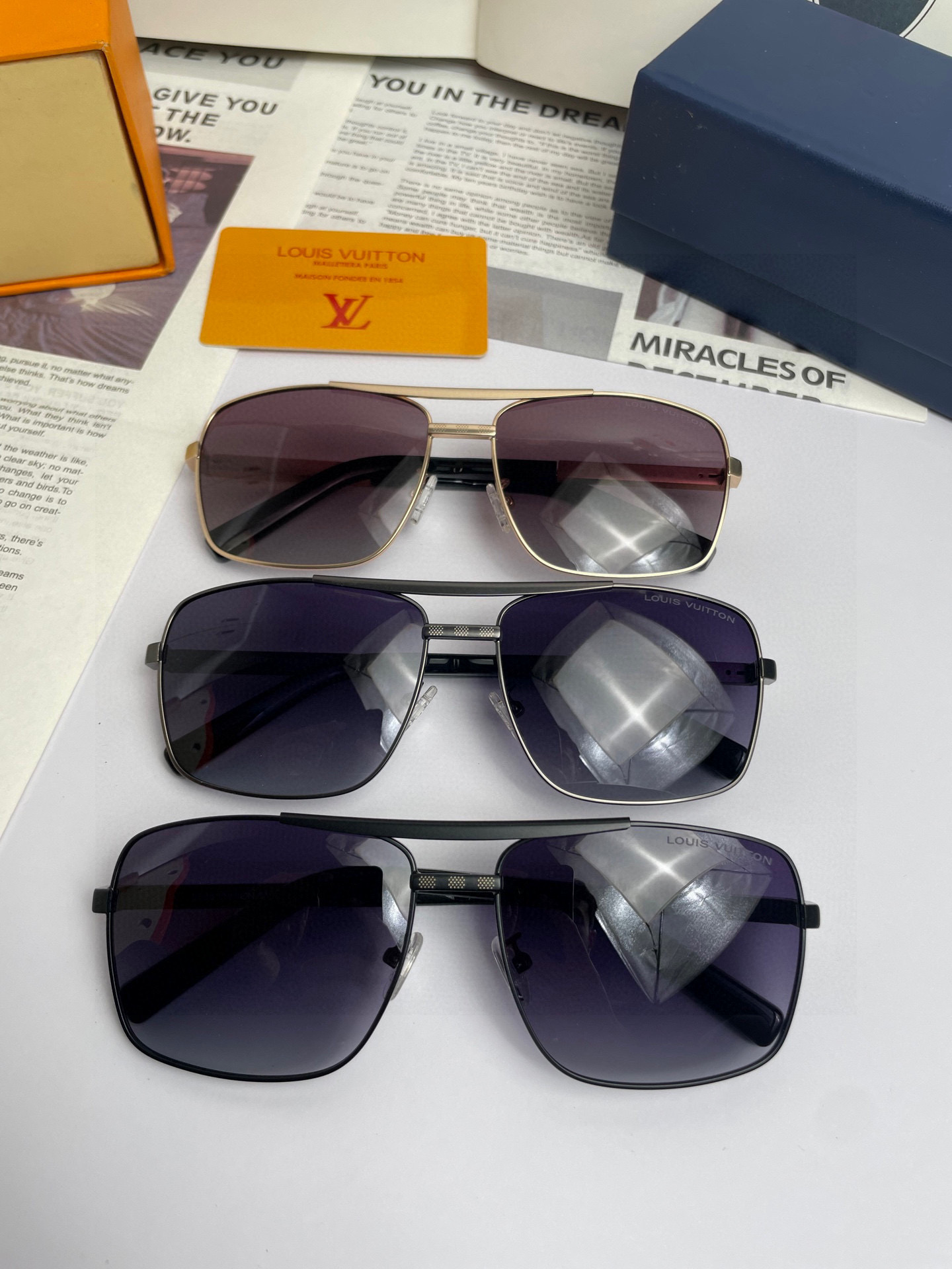 NO:254557,.New brand Louis Vuitton LV Original single quality male and female polarized sunglasses, material high-definition Polaroid polarized lenses, imported alloy printed logo temples. Small frame exquisite sunglasses, you can see the details of the master's handmade design, exquisite workmanship, high-end and atmospheric, suitable for boys and girls to travel. Number 9818 glasses sunglasses, glasses, louis vuitton, louis vuitton19860909.新款品牌路易威登LV 原单品质男女同款偏光太阳镜 材质高清宝丽来偏光镜片、进口合金印字logo镜腿.小框精致太阳镜看细节就知道大师手工制作设计,做工精致,高端大气,适合男生女生旅游出行.编号9818眼镜墨镜太阳镜,眼镜,louis vuitton,louis vuitton,glasses