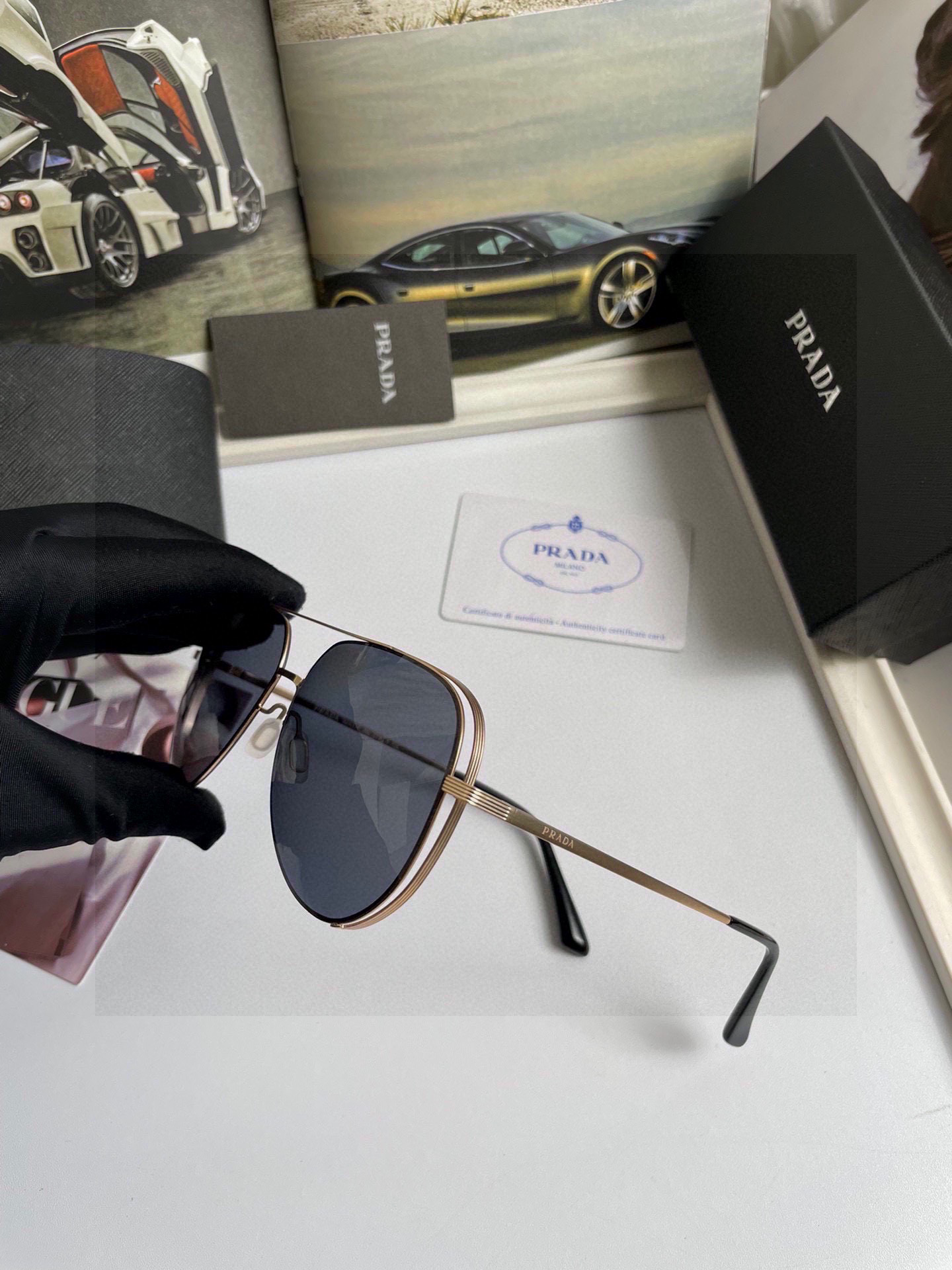 。新款💥品牌：普拉达Prada ：高品质男士女士原单太阳镜🕶️ 材质：高清尼龙镜片、💦超轻超有弹性镜腿.