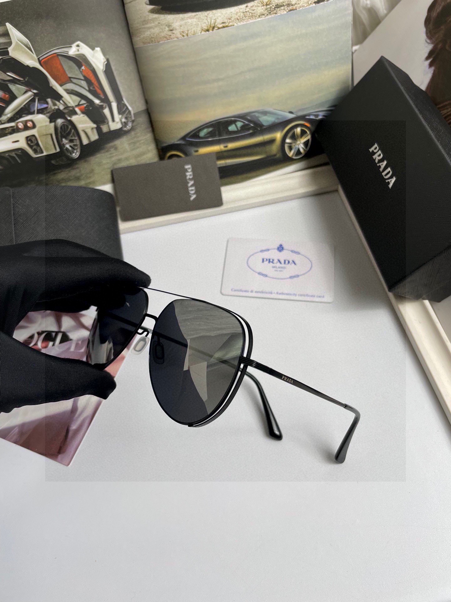 。新款💥品牌：普拉达Prada ：高品质男士女士原单太阳镜🕶️ 材质：高清尼龙镜片、💦超轻超有弹性镜腿.