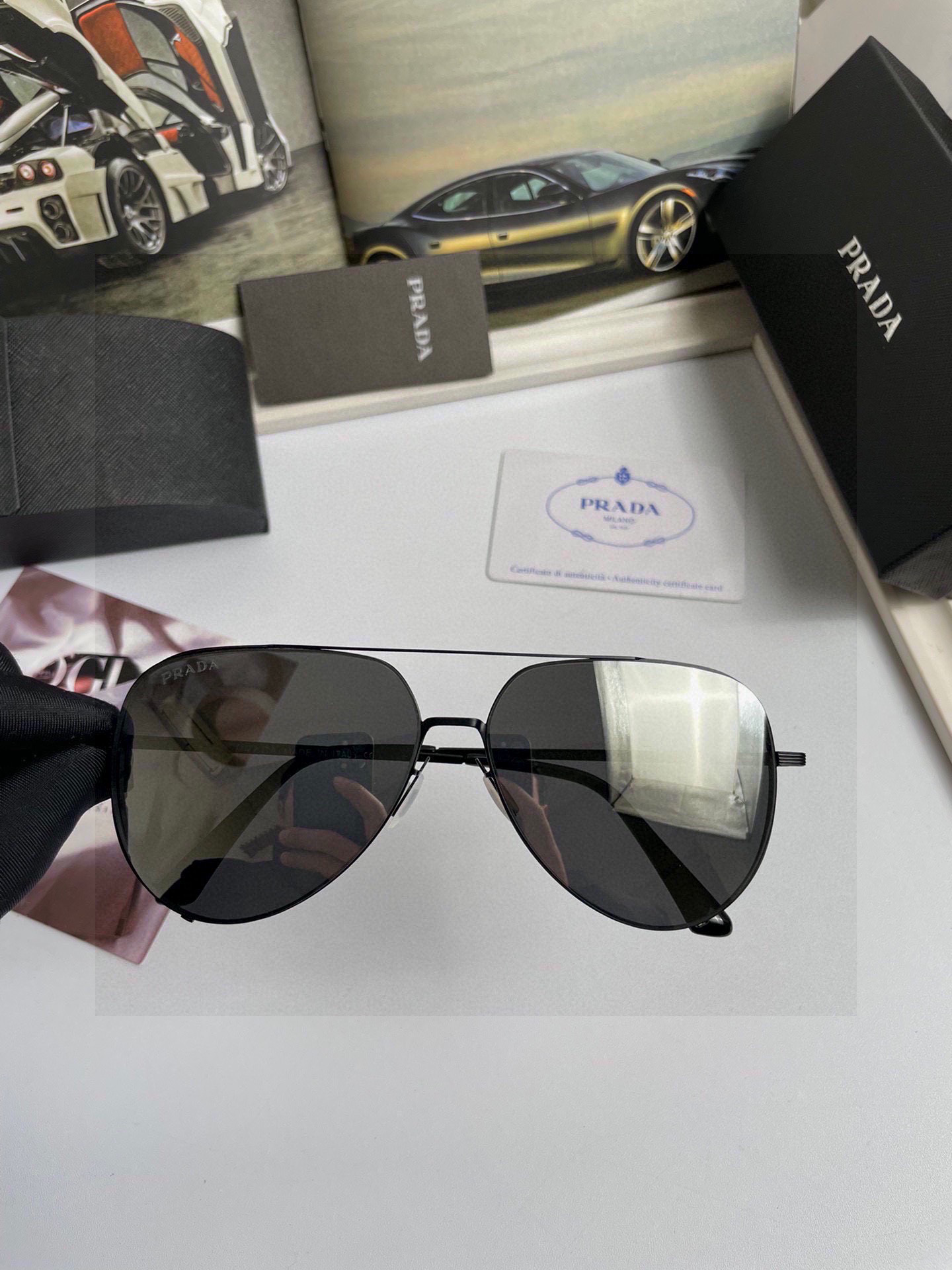 。新款💥品牌：普拉达Prada ：高品质男士女士原单太阳镜🕶️ 材质：高清尼龙镜片、💦超轻超有弹性镜腿.