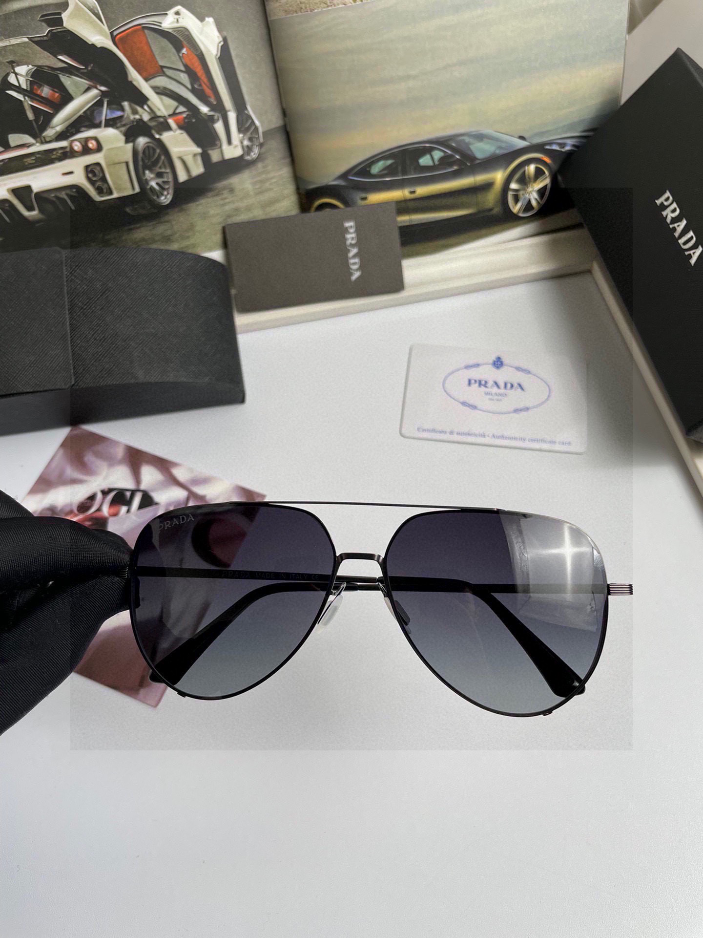。新款💥品牌：普拉达Prada ：高品质男士女士原单太阳镜🕶️ 材质：高清尼龙镜片、💦超轻超有弹性镜腿.
