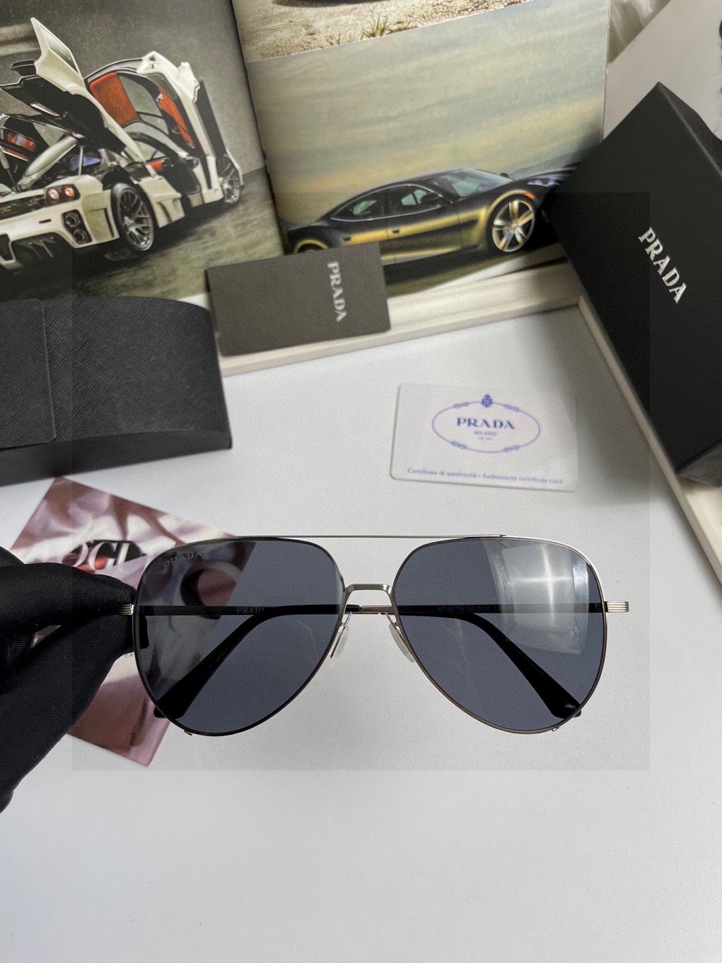 。新款💥品牌：普拉达Prada ：高品质男士女士原单太阳镜🕶️ 材质：高清尼龙镜片、💦超轻超有弹性镜腿.