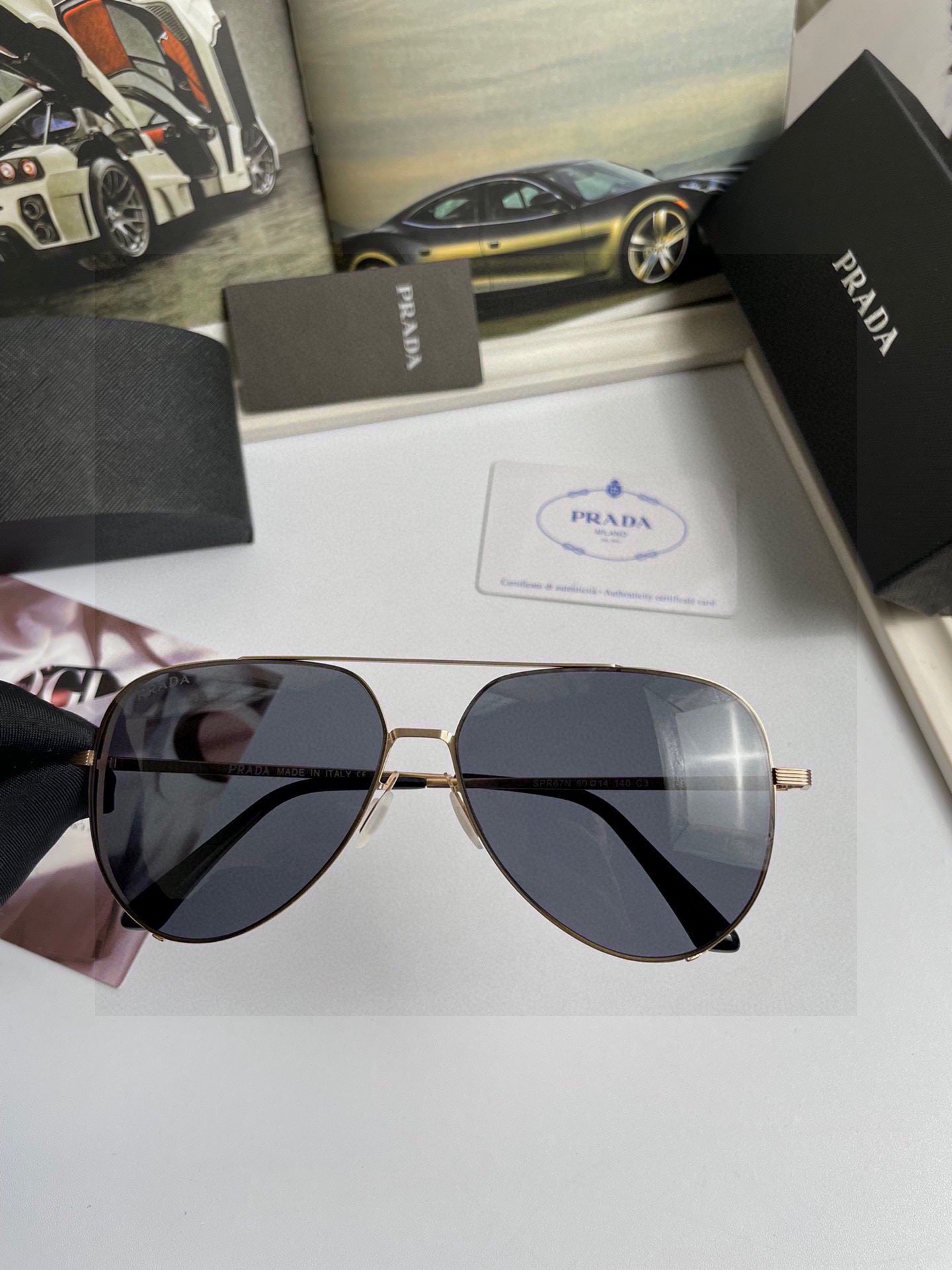 。新款💥品牌：普拉达Prada ：高品质男士女士原单太阳镜🕶️ 材质：高清尼龙镜片、💦超轻超有弹性镜腿.