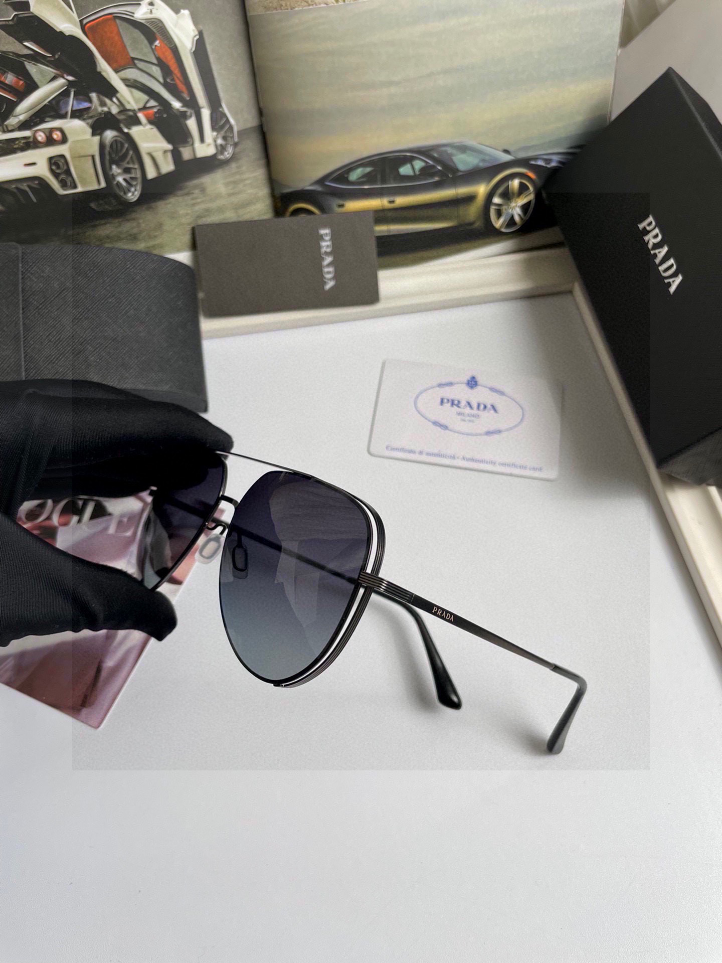 。新款💥品牌：普拉达Prada ：高品质男士女士原单太阳镜🕶️ 材质：高清尼龙镜片、💦超轻超有弹性镜腿.