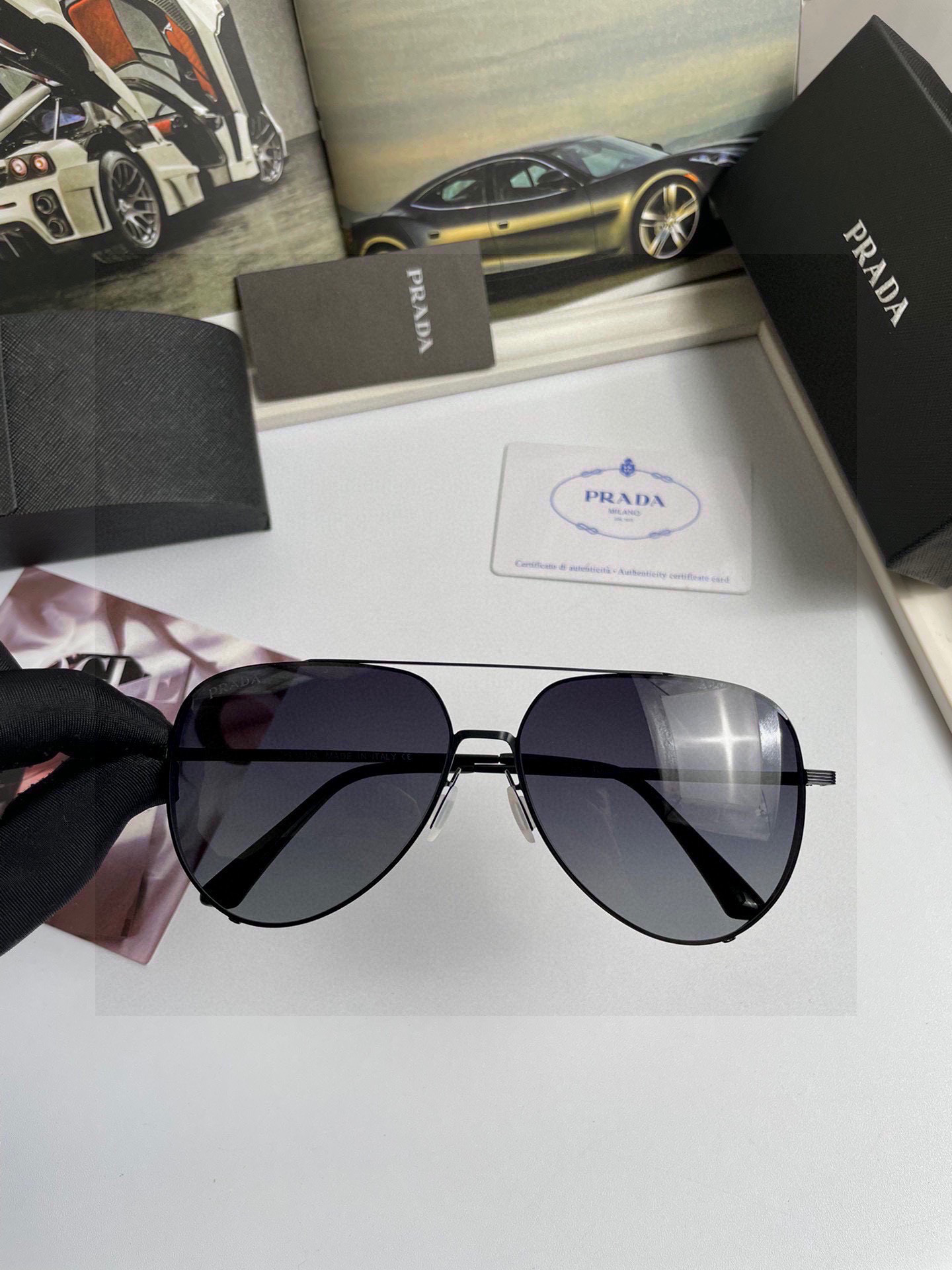 。新款💥品牌：普拉达Prada ：高品质男士女士原单太阳镜🕶️ 材质：高清尼龙镜片、💦超轻超有弹性镜腿.