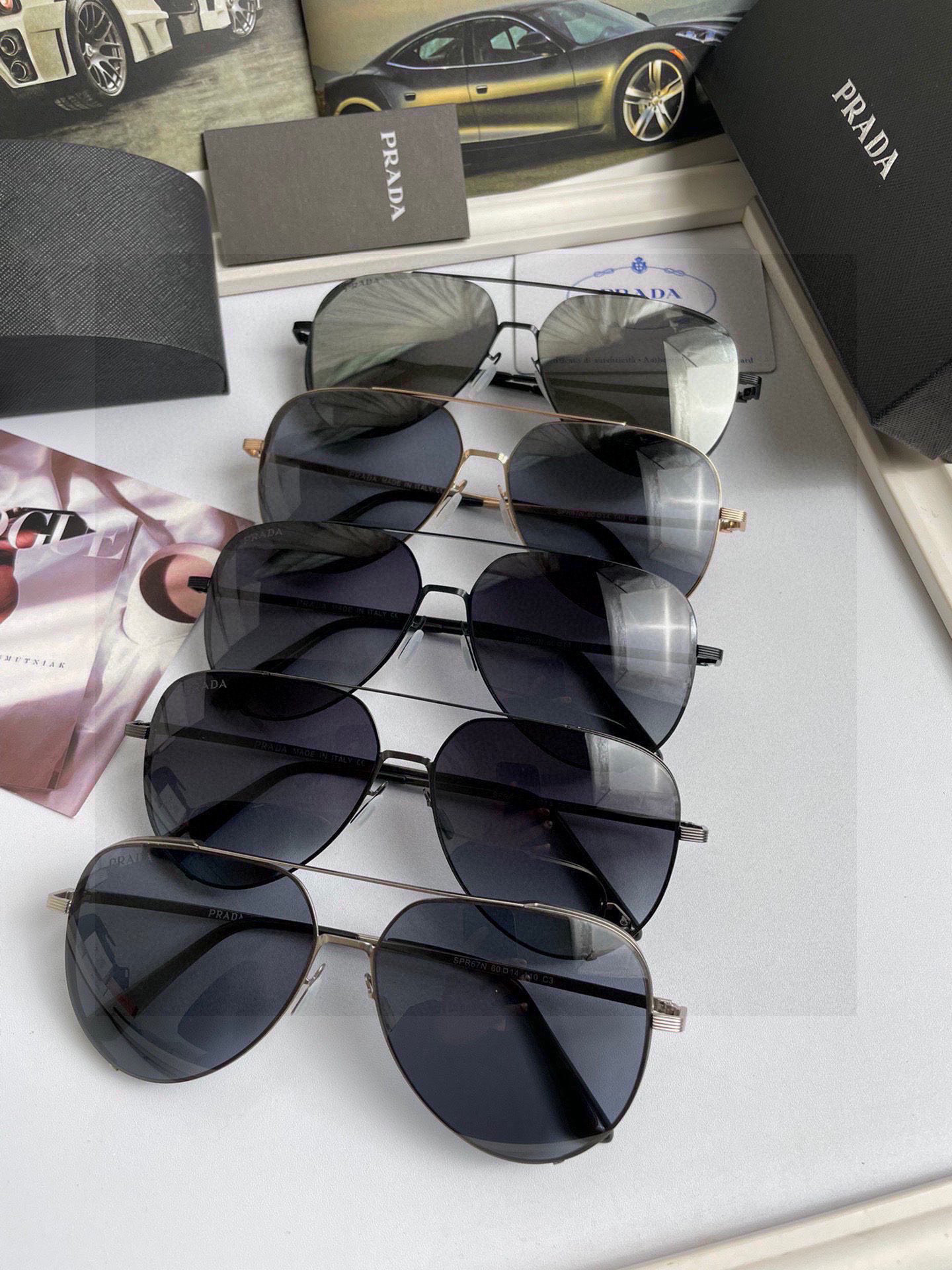 。新款💥品牌：普拉达Prada ：高品质男士女士原单太阳镜🕶️ 材质：高清尼龙镜片、💦超轻超有弹性镜腿.