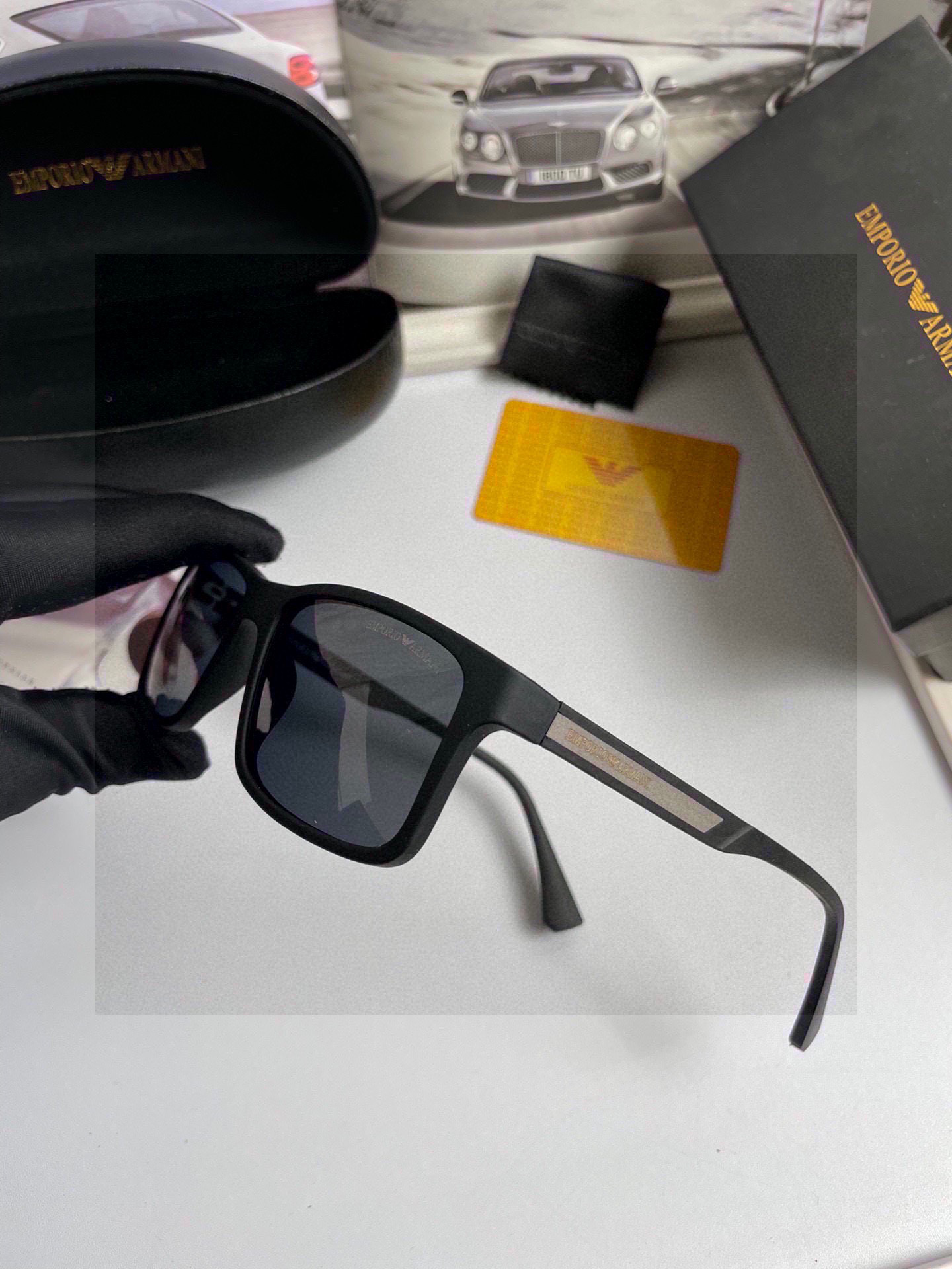。新款💥品牌：阿玛尼ARMANI ：原单品质男士女士偏光太阳镜🕶️ 材质：高清宝丽来偏光镜片、板材印字l
