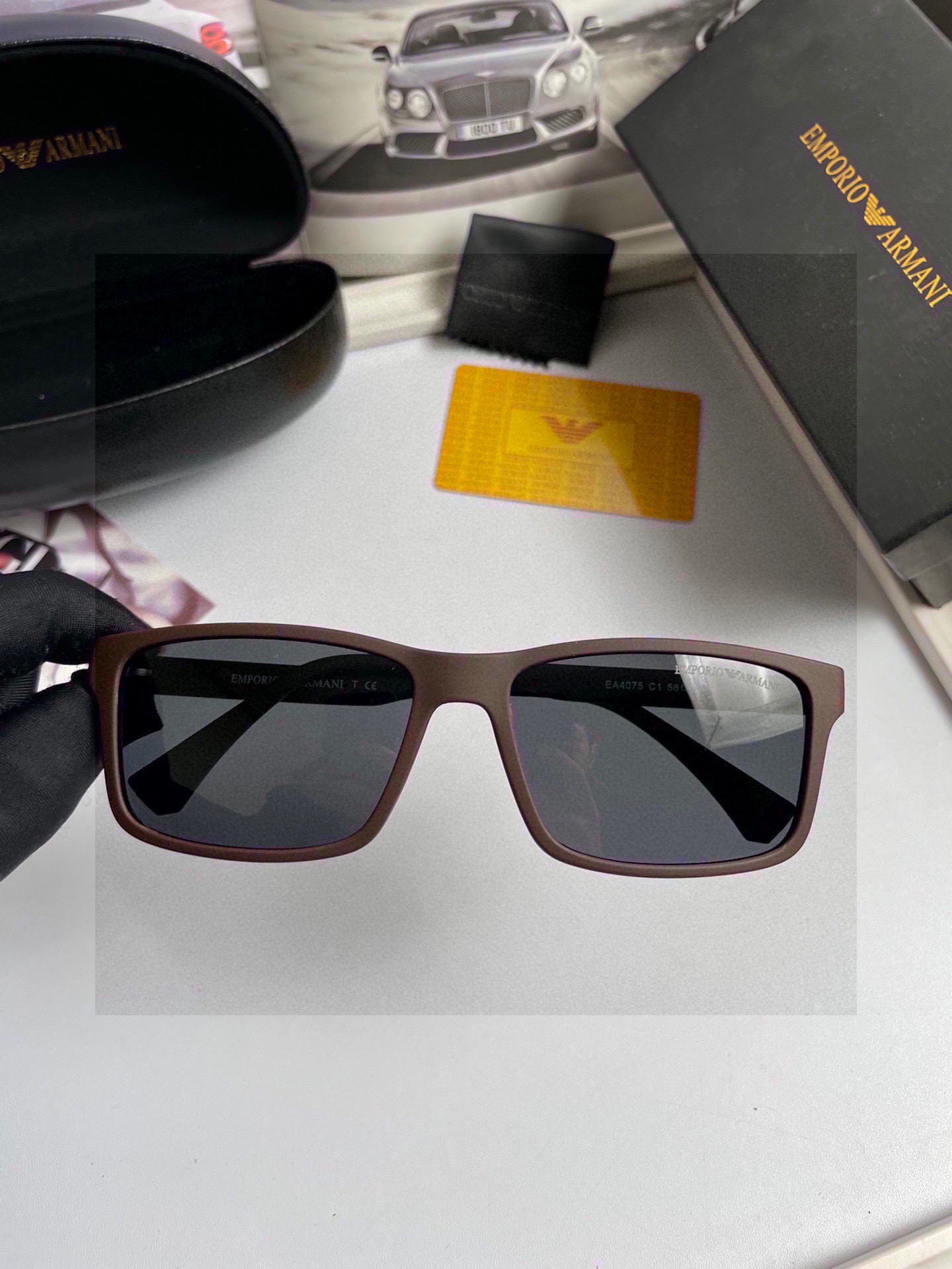。新款💥品牌：阿玛尼ARMANI ：原单品质男士女士偏光太阳镜🕶️ 材质：高清宝丽来偏光镜片、板材印字l