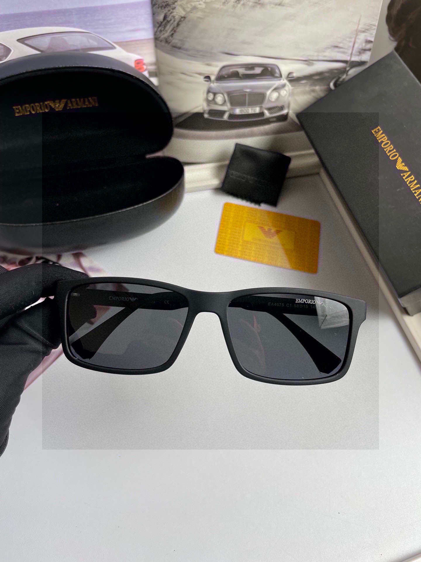 。新款💥品牌：阿玛尼ARMANI ：原单品质男士女士偏光太阳镜🕶️ 材质：高清宝丽来偏光镜片、板材印字l