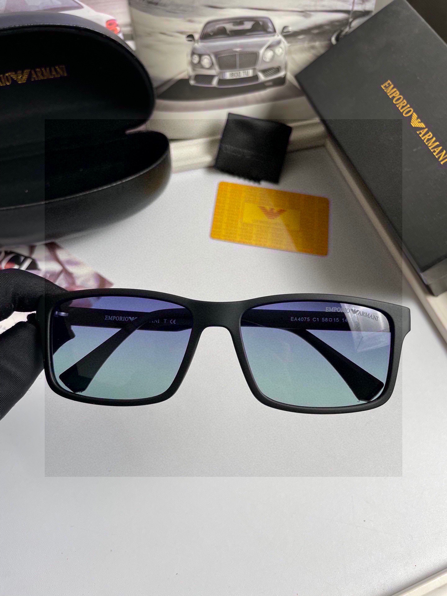 。新款💥品牌：阿玛尼ARMANI ：原单品质男士女士偏光太阳镜🕶️ 材质：高清宝丽来偏光镜片、板材印字l