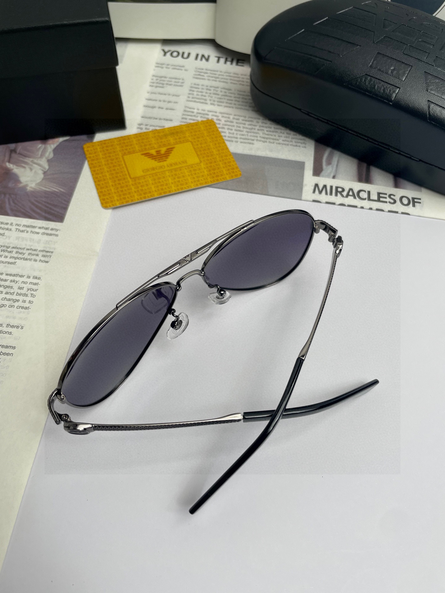 。新款阿玛尼ARMANI ：原单品质男士女士偏光太阳镜🕶️ 材质：高清宝丽来偏光镜片、板材印字logo镜