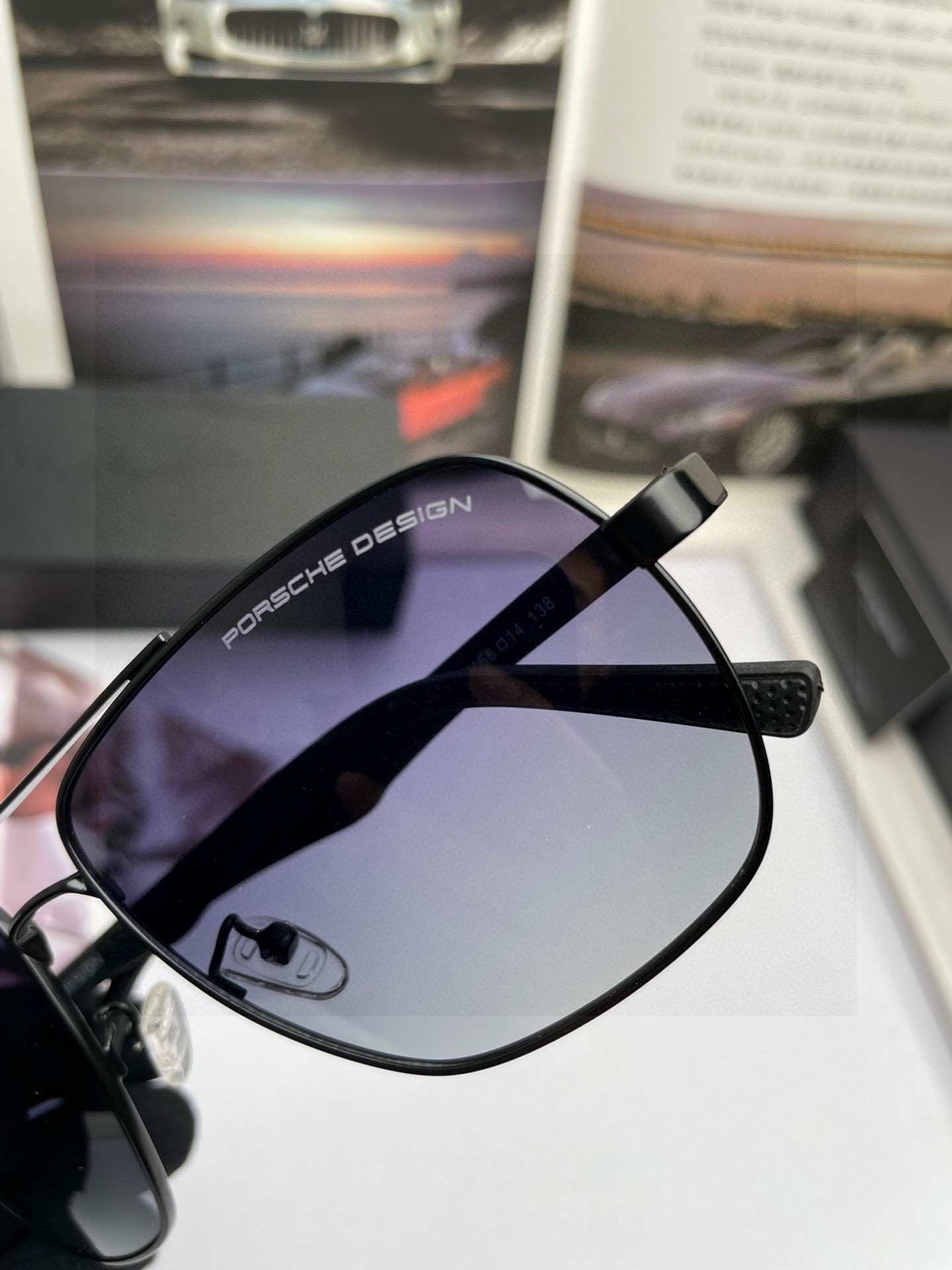 。新款牛货💥品牌：保时捷 高品质男士女士原单太阳镜🕶️ 材质：高清尼龙镜片、💦超轻超有弹性镜腿.戴上超轻