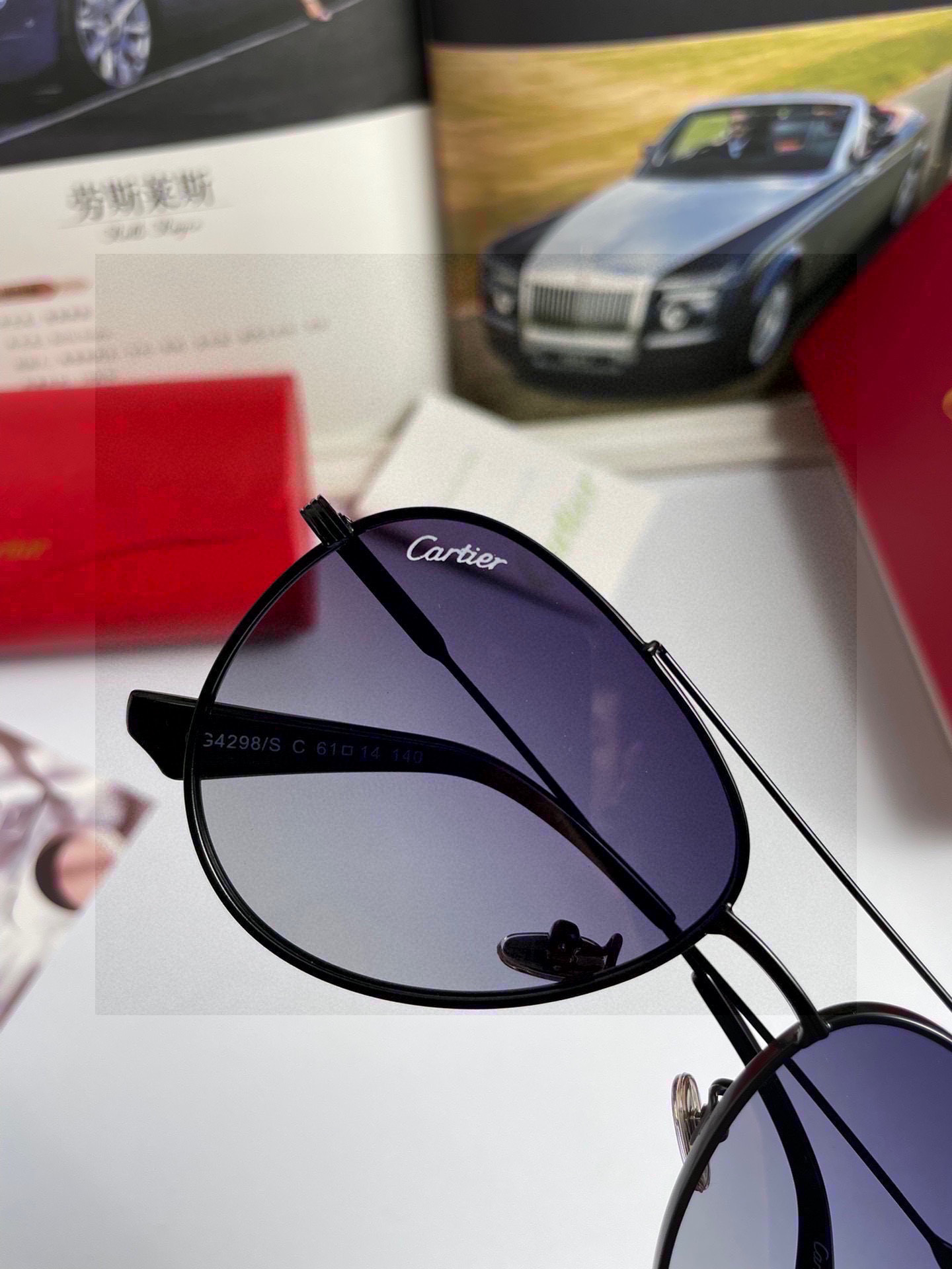 。新款卡地亚原单品质男士偏光太阳镜🕶️ 材质：高清宝丽来偏光镜片、金属合金印字logo镜腿。看细节就知道