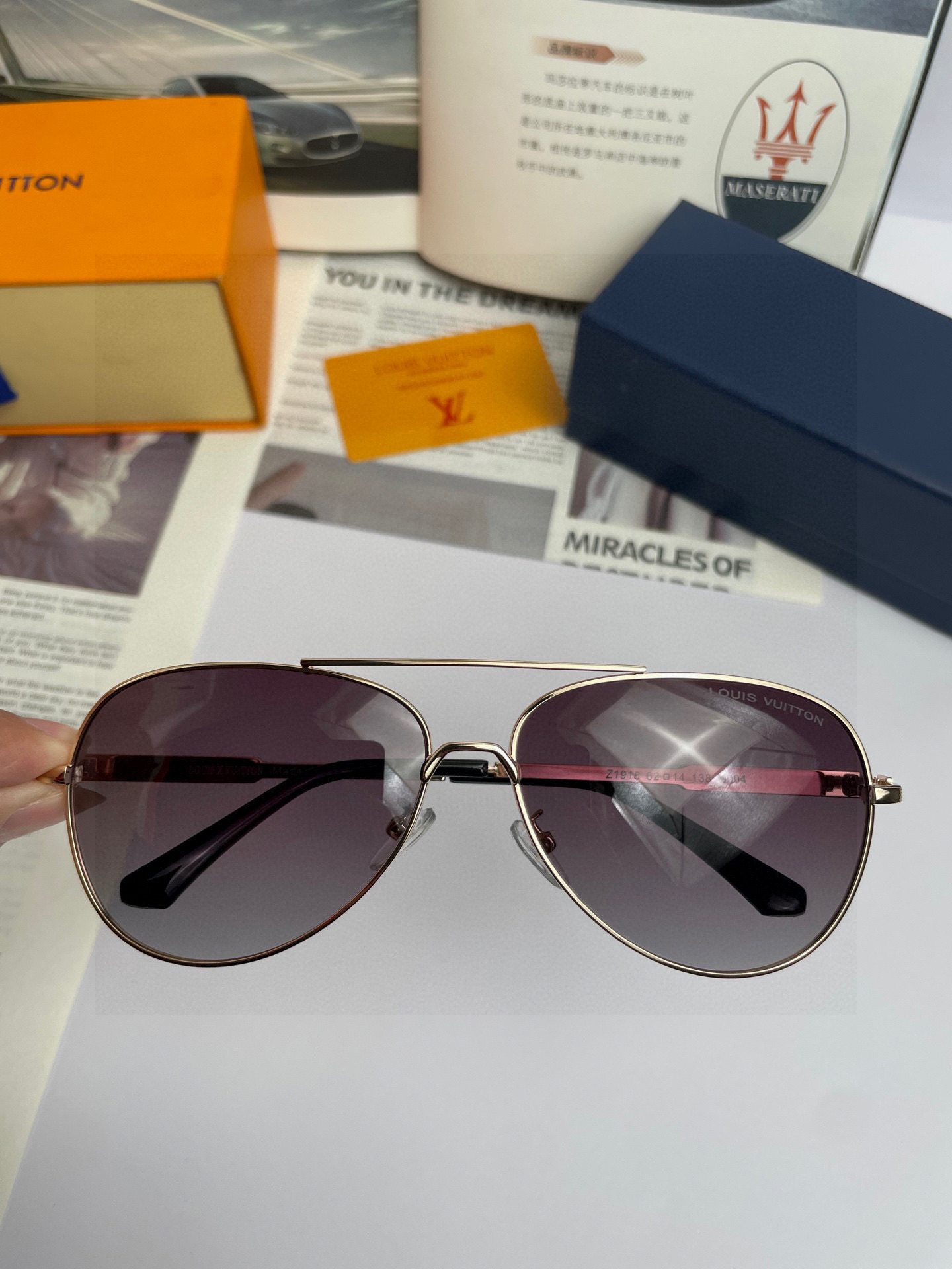 。新款💥品牌：路易威登LV ：高品质男士偏光太阳镜🕶️ 💦不锈钢合金镜框，💕质感超赞，男士开车必备品。编