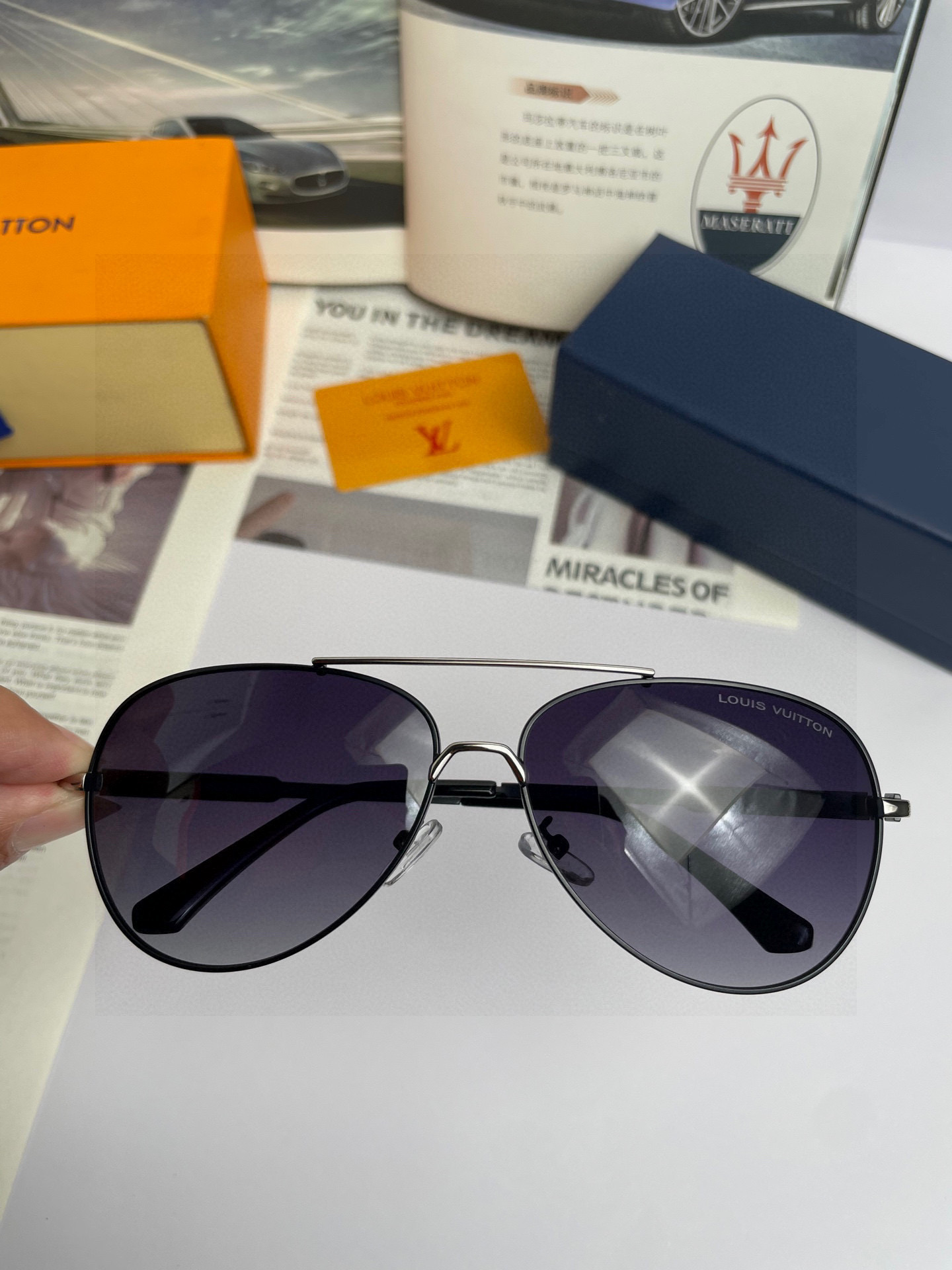 。新款💥品牌：路易威登LV ：高品质男士偏光太阳镜🕶️ 💦不锈钢合金镜框，💕质感超赞，男士开车必备品。编