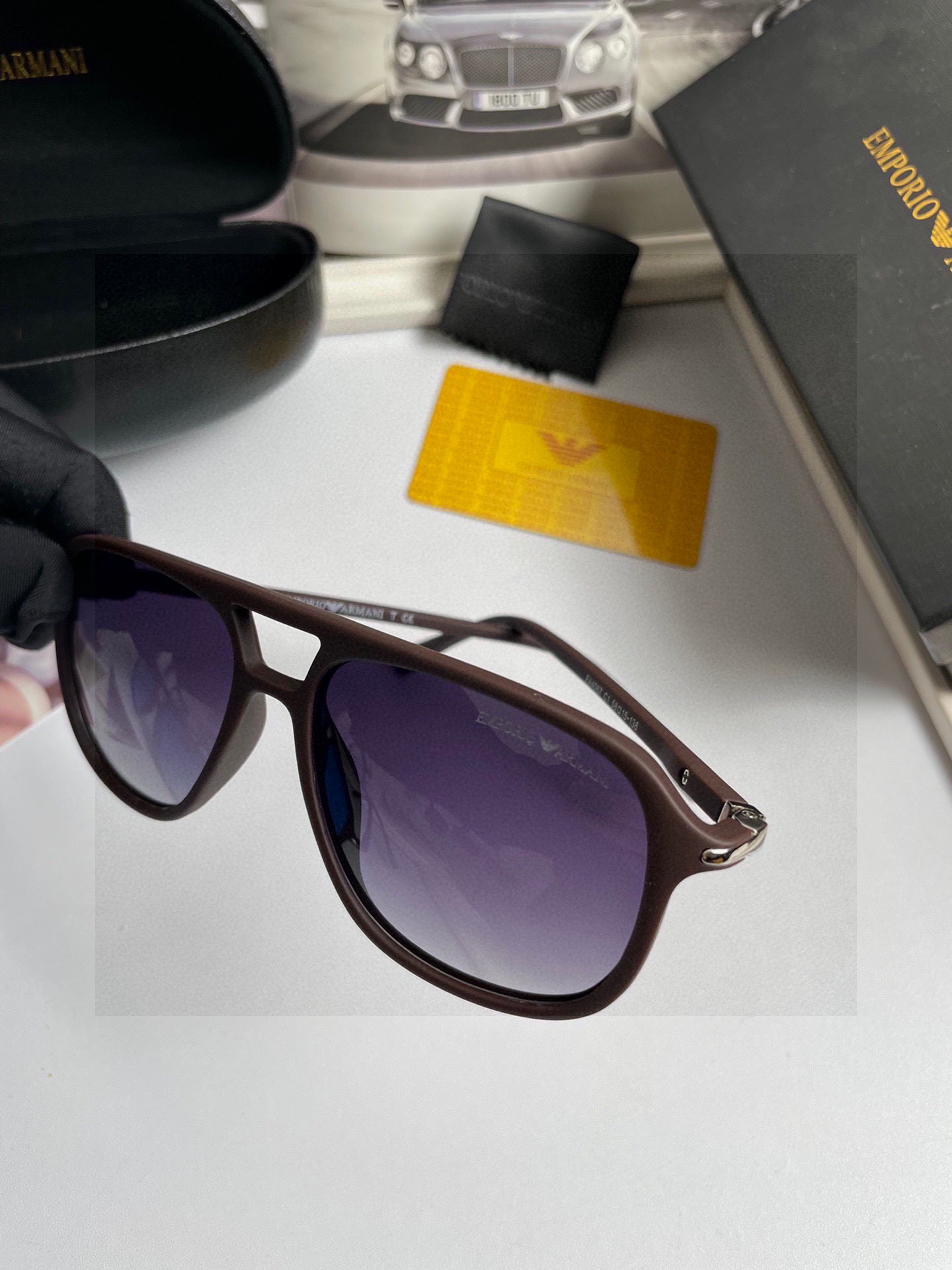 。新款💥品牌：阿玛尼ARMANI ：原单品质男士女士偏光太阳镜🕶️ 材质：高清宝丽来偏光镜片、板材印字l