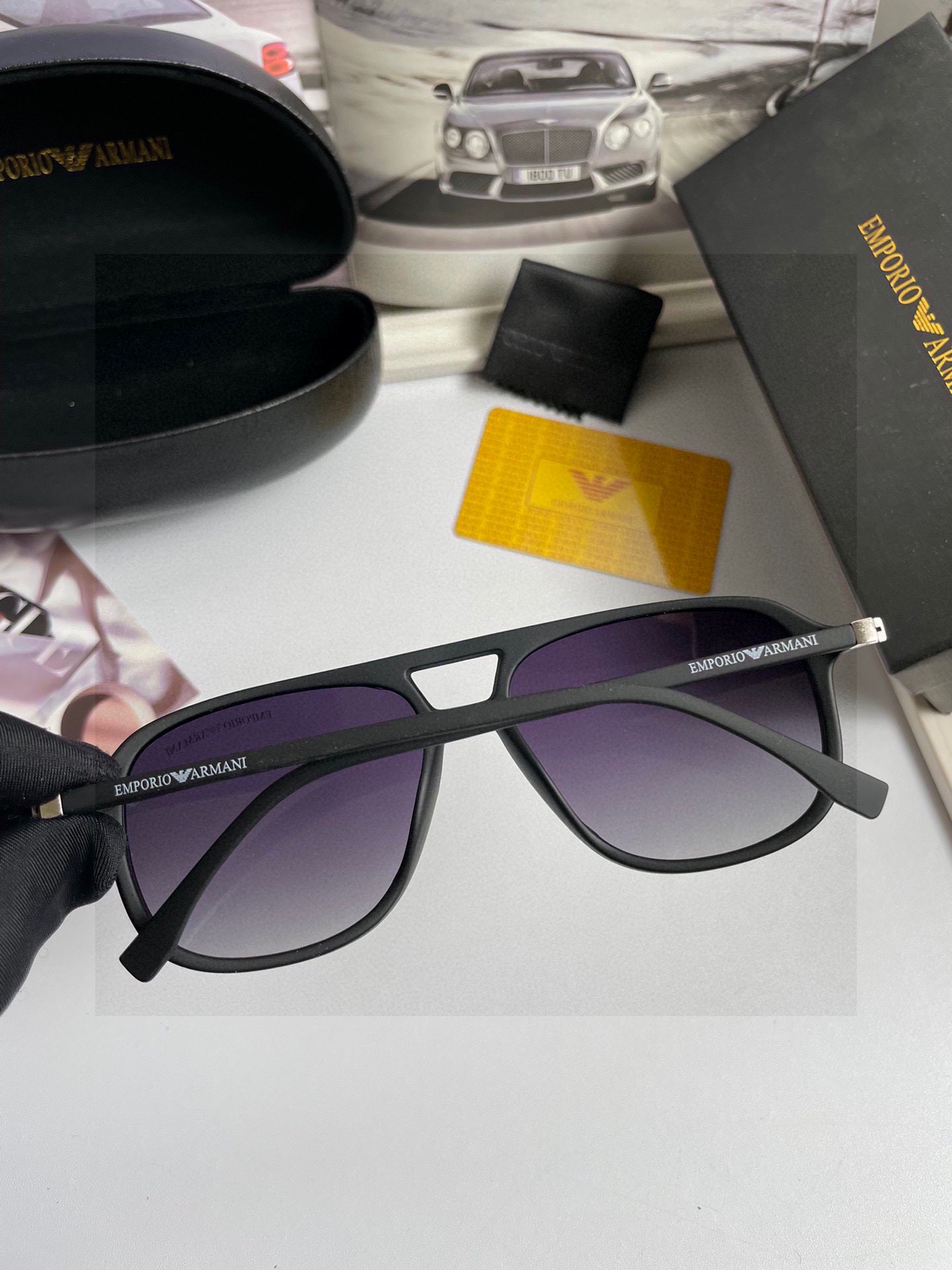 。新款💥品牌：阿玛尼ARMANI ：原单品质男士女士偏光太阳镜🕶️ 材质：高清宝丽来偏光镜片、板材印字l
