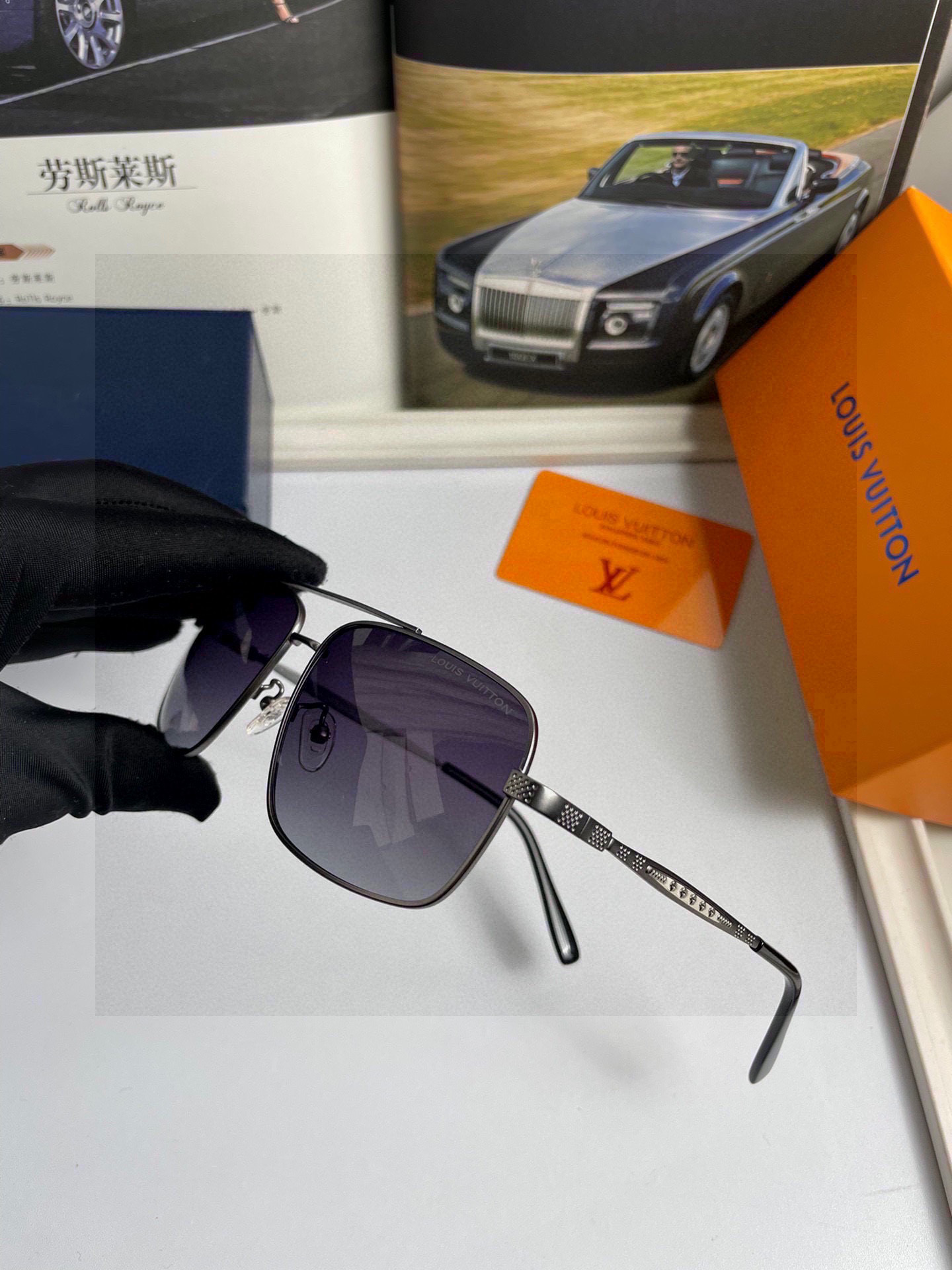 。新款💥品牌：路易威登LV ：高品质男士偏光太阳镜🕶️ 💦不锈钢合金镜框，💕质感超赞，男士开车必备品。编