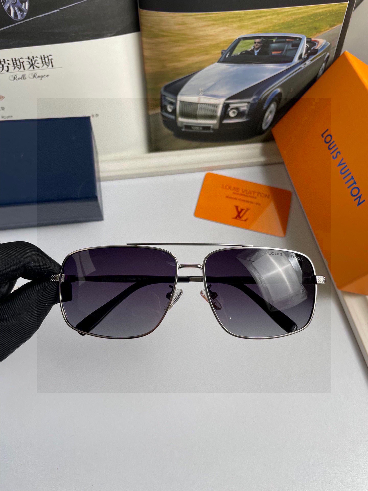 。新款💥品牌：路易威登LV ：高品质男士偏光太阳镜🕶️ 💦不锈钢合金镜框，💕质感超赞，男士开车必备品。编