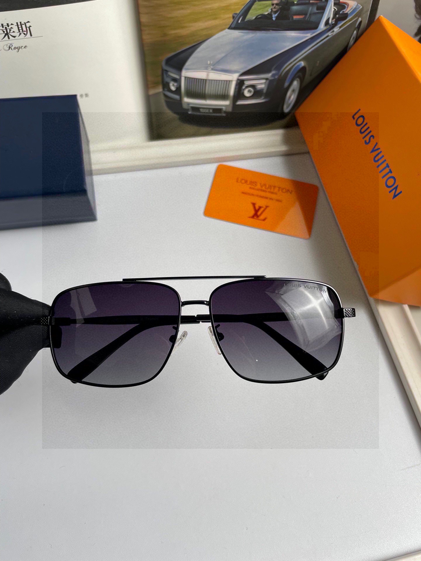 。新款💥品牌：路易威登LV ：高品质男士偏光太阳镜🕶️ 💦不锈钢合金镜框，💕质感超赞，男士开车必备品。编