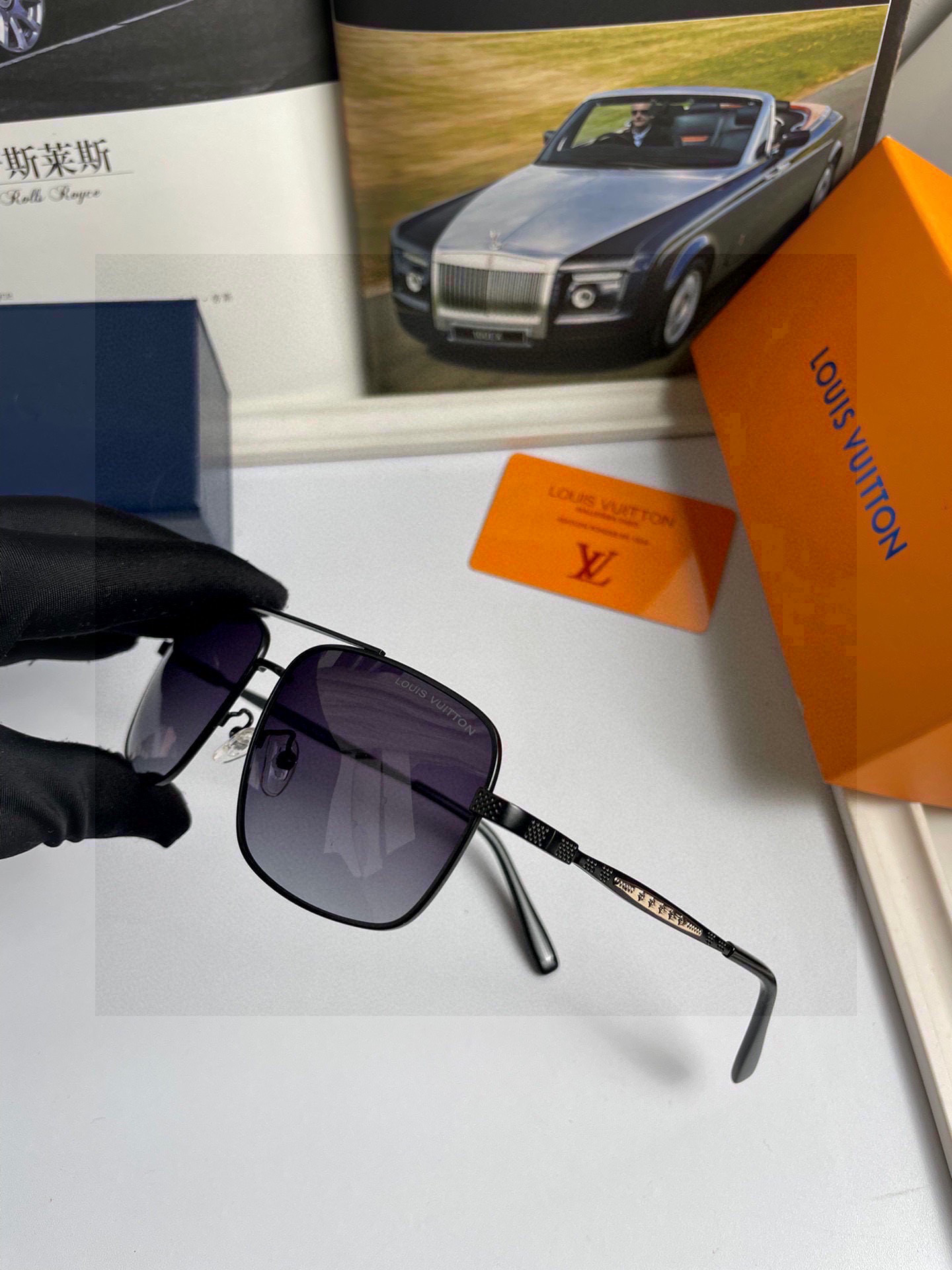 。新款💥品牌：路易威登LV ：高品质男士偏光太阳镜🕶️ 💦不锈钢合金镜框，💕质感超赞，男士开车必备品。编