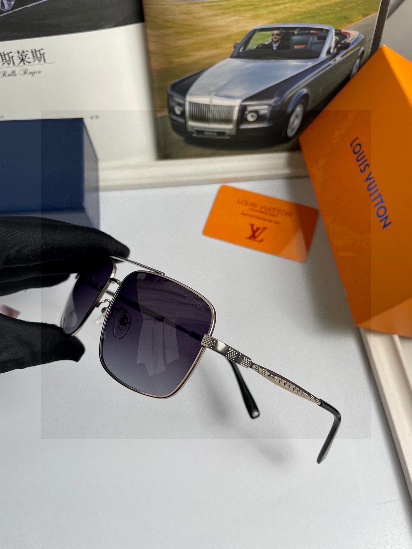 。新款💥品牌：路易威登LV ：高品质男士偏光太阳镜🕶️ 💦不锈钢合金镜框，💕质感超赞，男士开车必备品。编