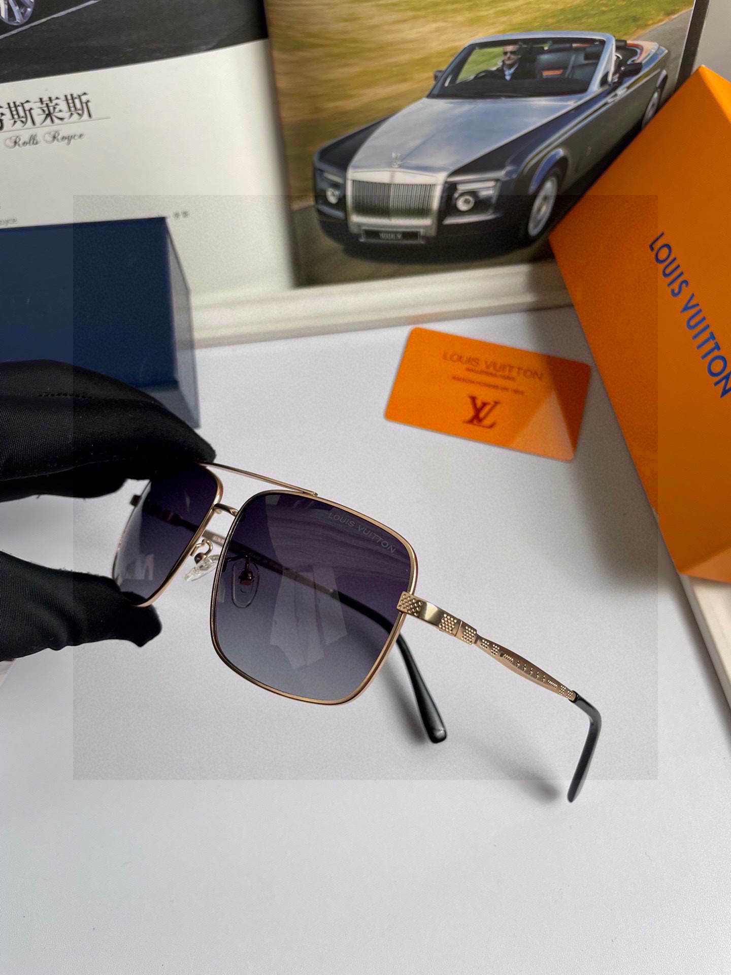 。新款💥品牌：路易威登LV ：高品质男士偏光太阳镜🕶️ 💦不锈钢合金镜框，💕质感超赞，男士开车必备品。编