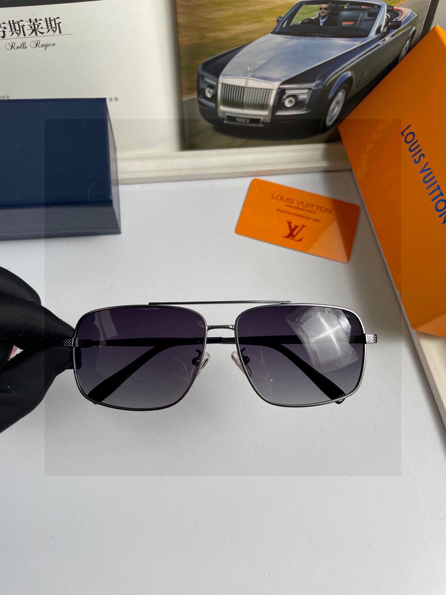。新款💥品牌：路易威登LV ：高品质男士偏光太阳镜🕶️ 💦不锈钢合金镜框，💕质感超赞，男士开车必备品。编