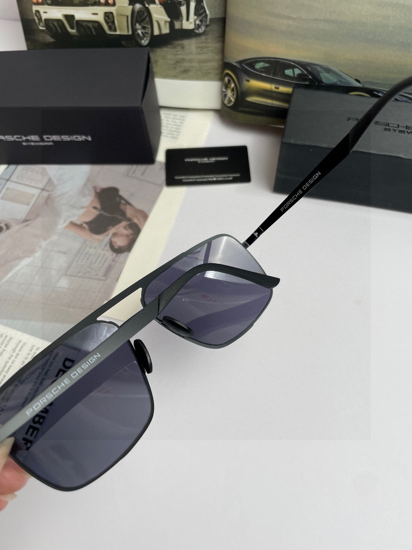 。新款牛货💥品牌：保时捷高品质男士女士原单方框太阳镜🕶️ 材质：高清尼龙镜片、💦超轻超有弹性镜腿.戴上超