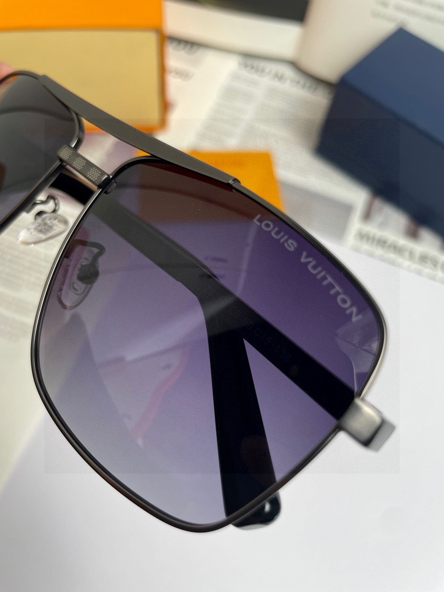 。新款💥品牌：路易威登LV 原单品质男女同款偏光太阳镜🕶️ 材质：高清宝丽来偏光镜片、进口合金印字log