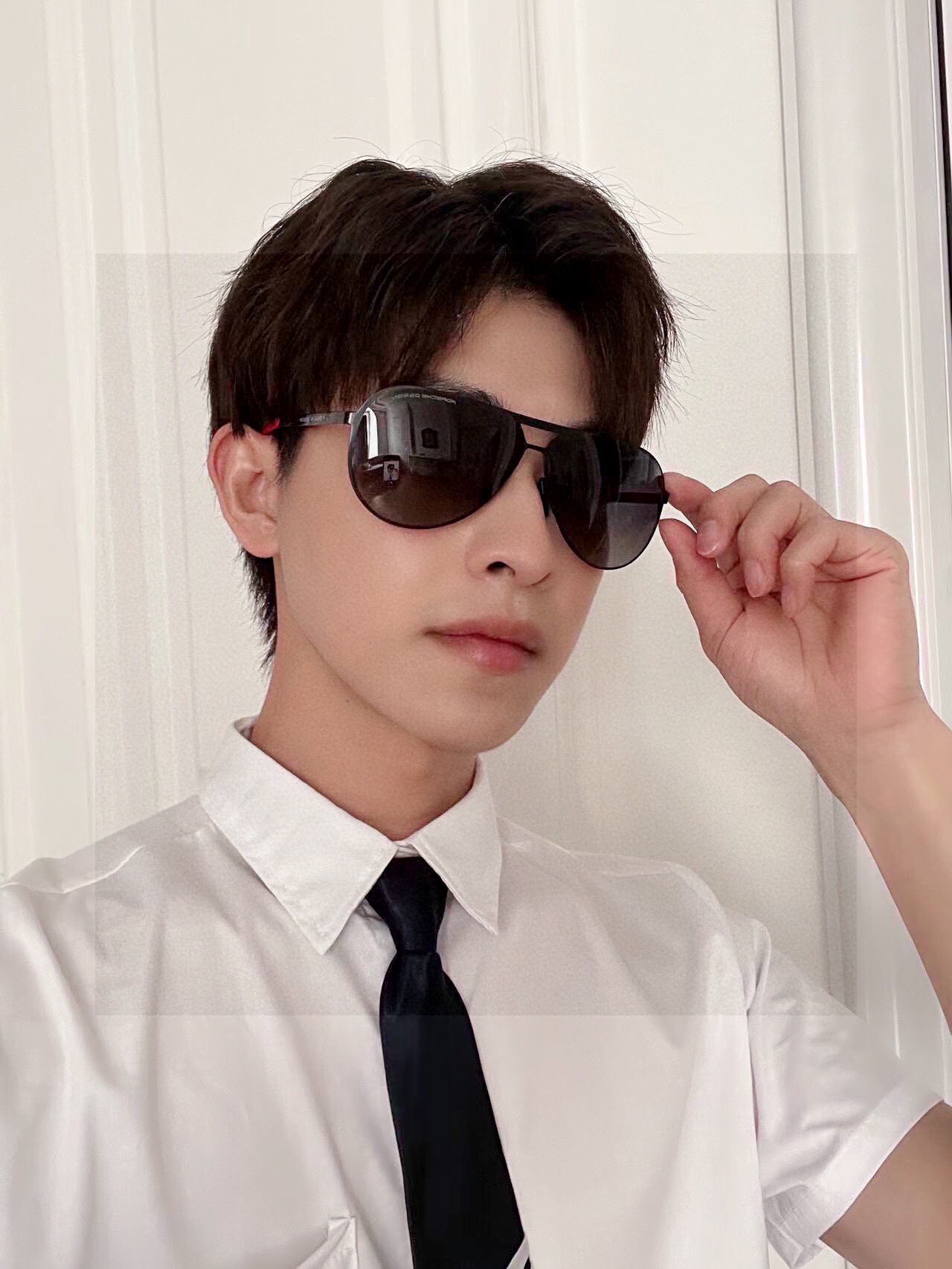 。保时捷高品质男士偏光太阳镜🕶️ 材质：高清尼龙镜片、💦超轻超有弹性镜腿.戴上超轻，不压鼻，入手超赞👍 